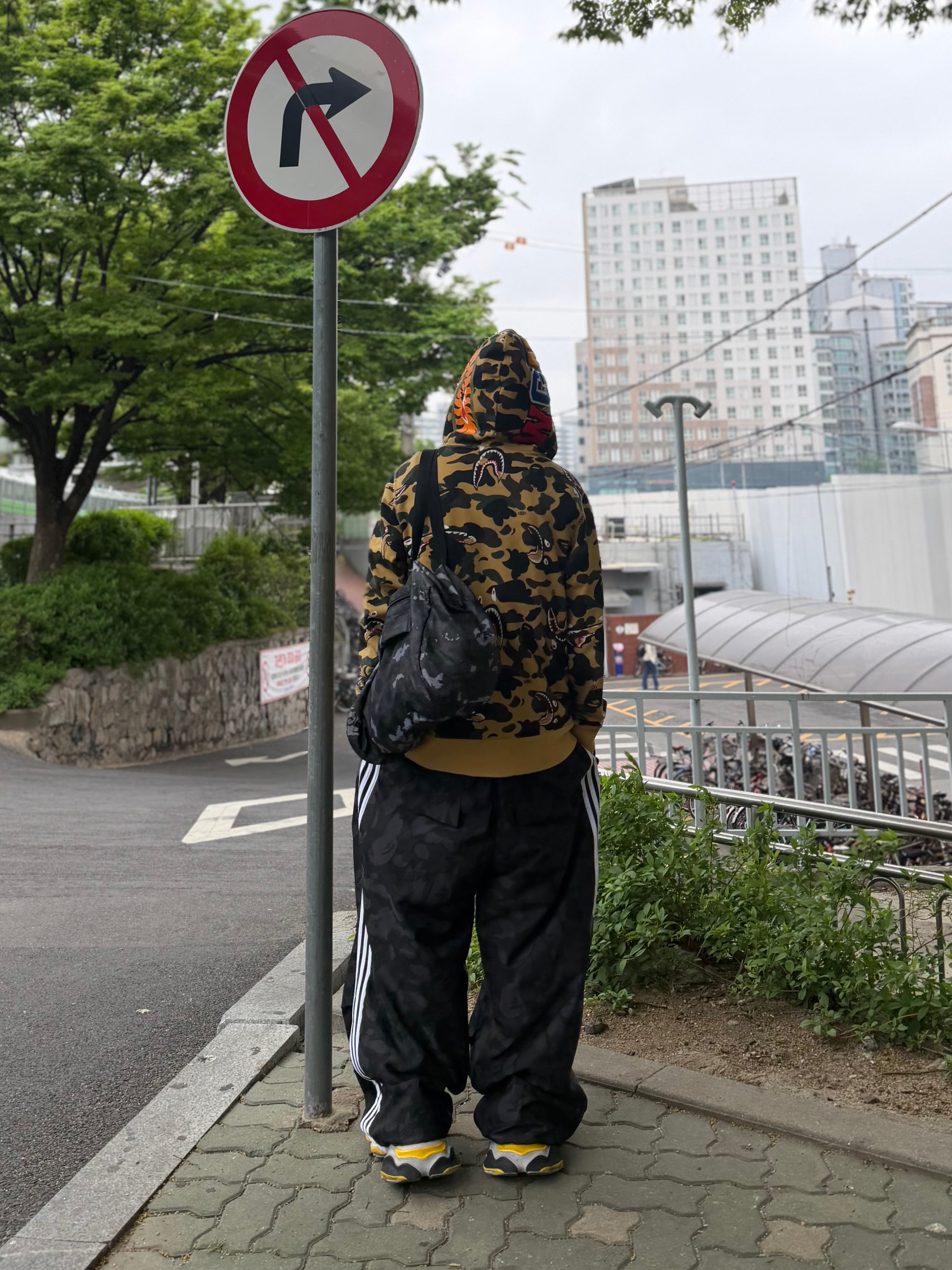 Adidas x BAPE Jacquard Pants Black - KR Sizing, Balenciaga Cargo Sneakers White Grey Orange Blue 착용 스타일 - 6