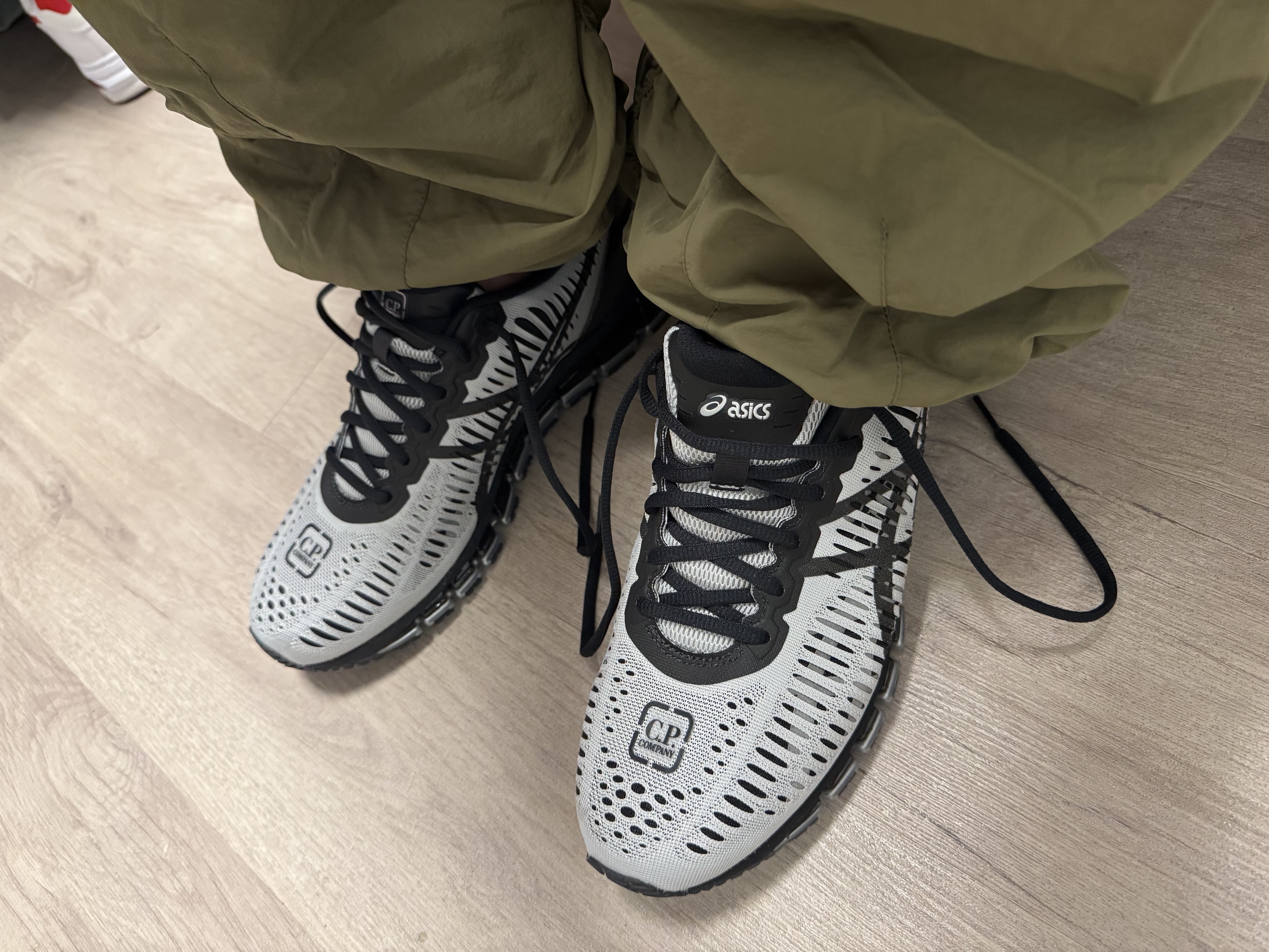 Asics x C.P. Company Gel-Quantum 360 I Pure Silver Caviar, Casio G-Shock DW-6900U-1 착용 스타일 - 2