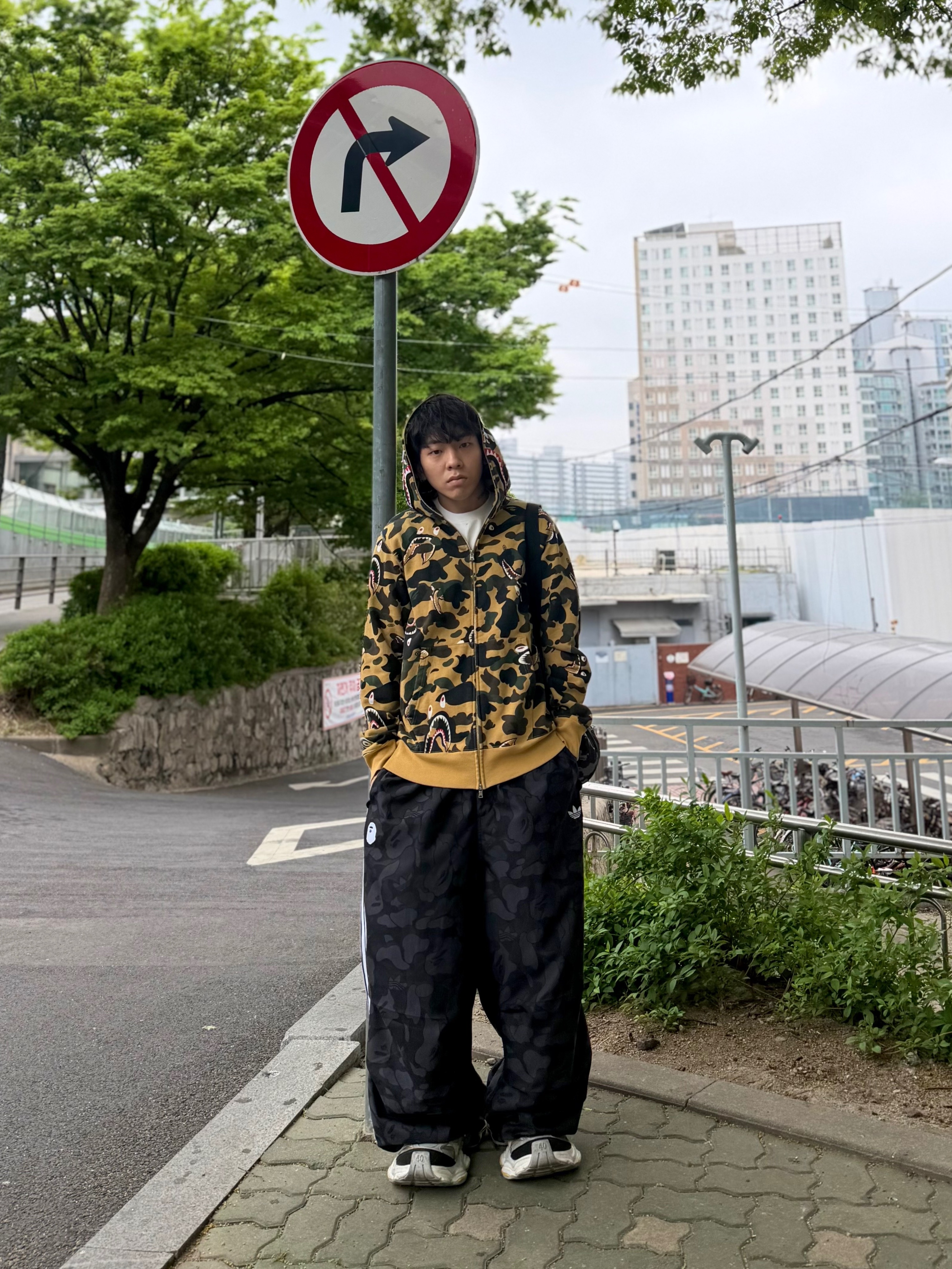 Adidas x BAPE Jacquard Pants Black - KR Sizing, Balenciaga Cargo Sneakers White Grey Orange Blue 착용 스타일 - 3
