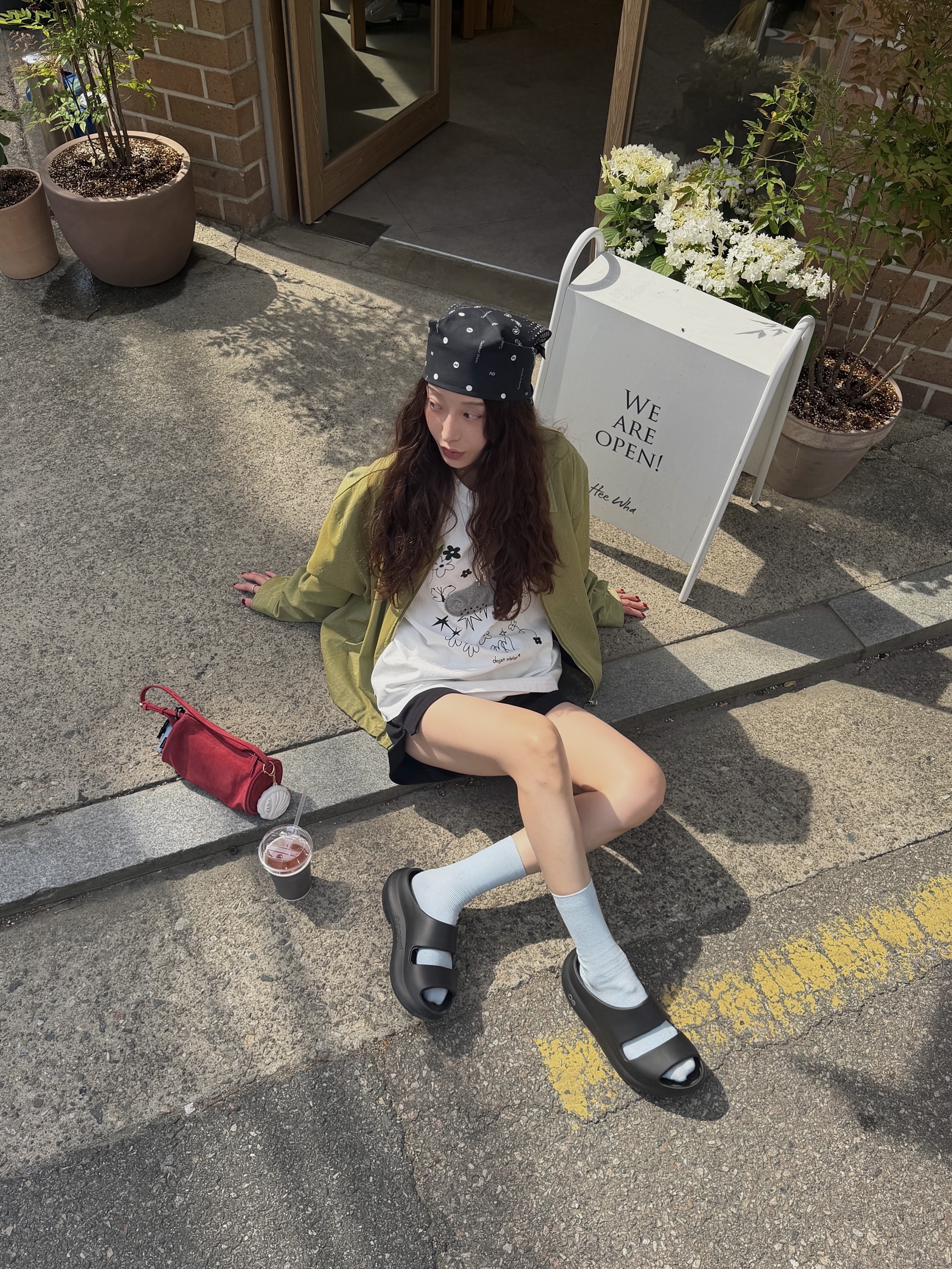 Oofos OOyea Slide Black 착용 스타일 - 1