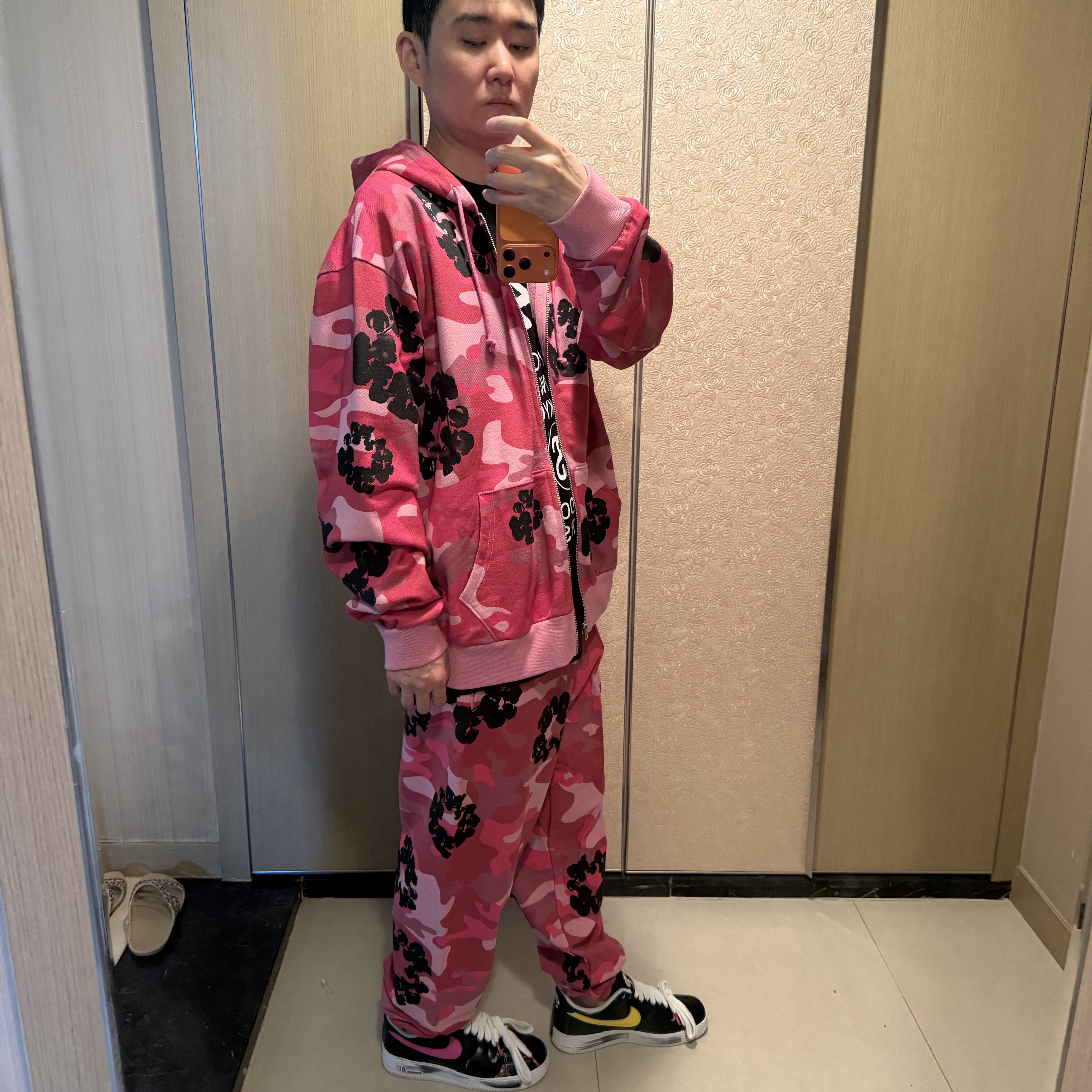 Denim Tears Cotton Wreath Sweatpant Pink Camo 착용 스타일 - 3