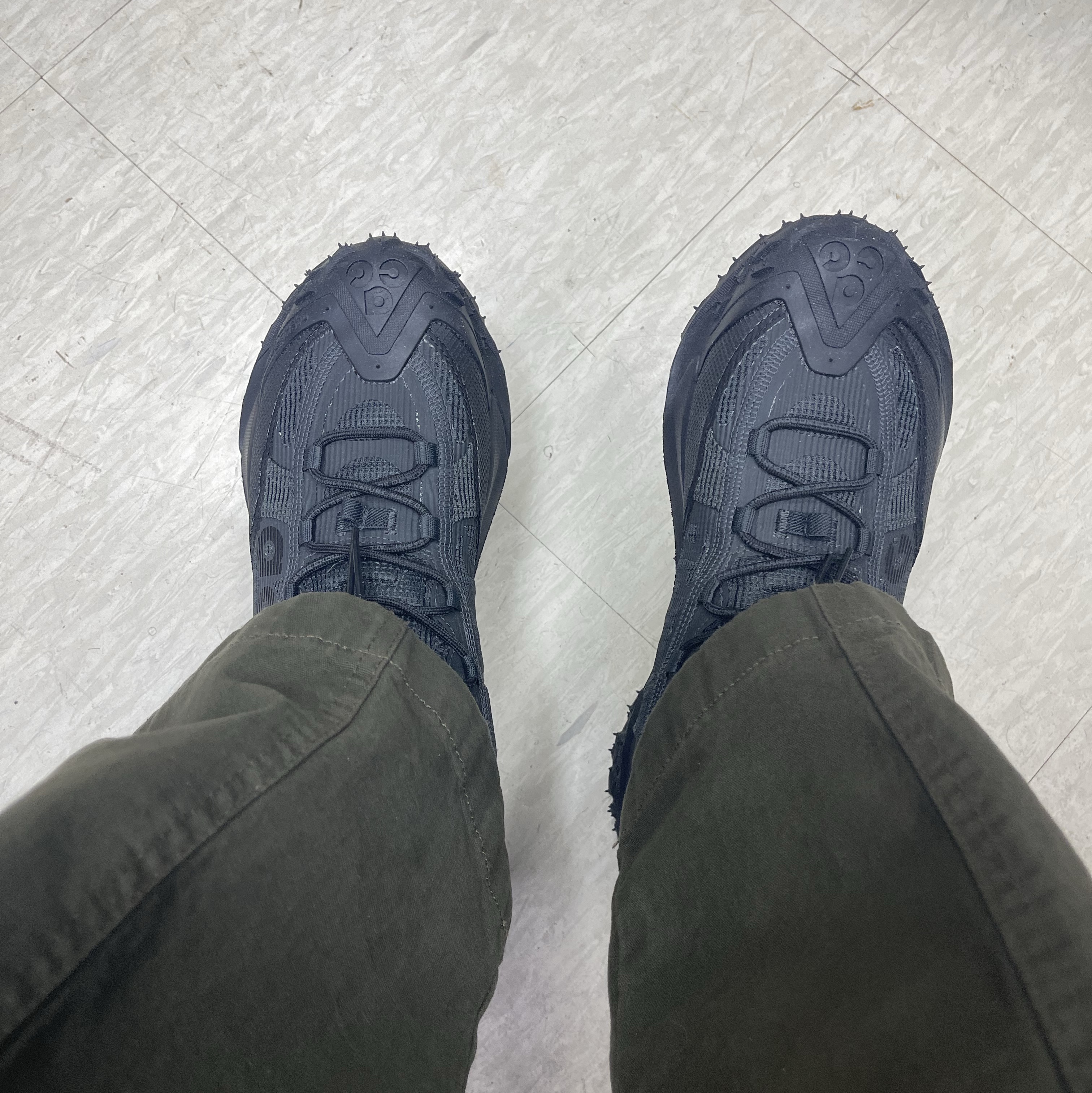 Nike ACG Mountain Fly 2 Low Gore-Tex Black and Dark Smoke Grey 착용 스타일 - 2