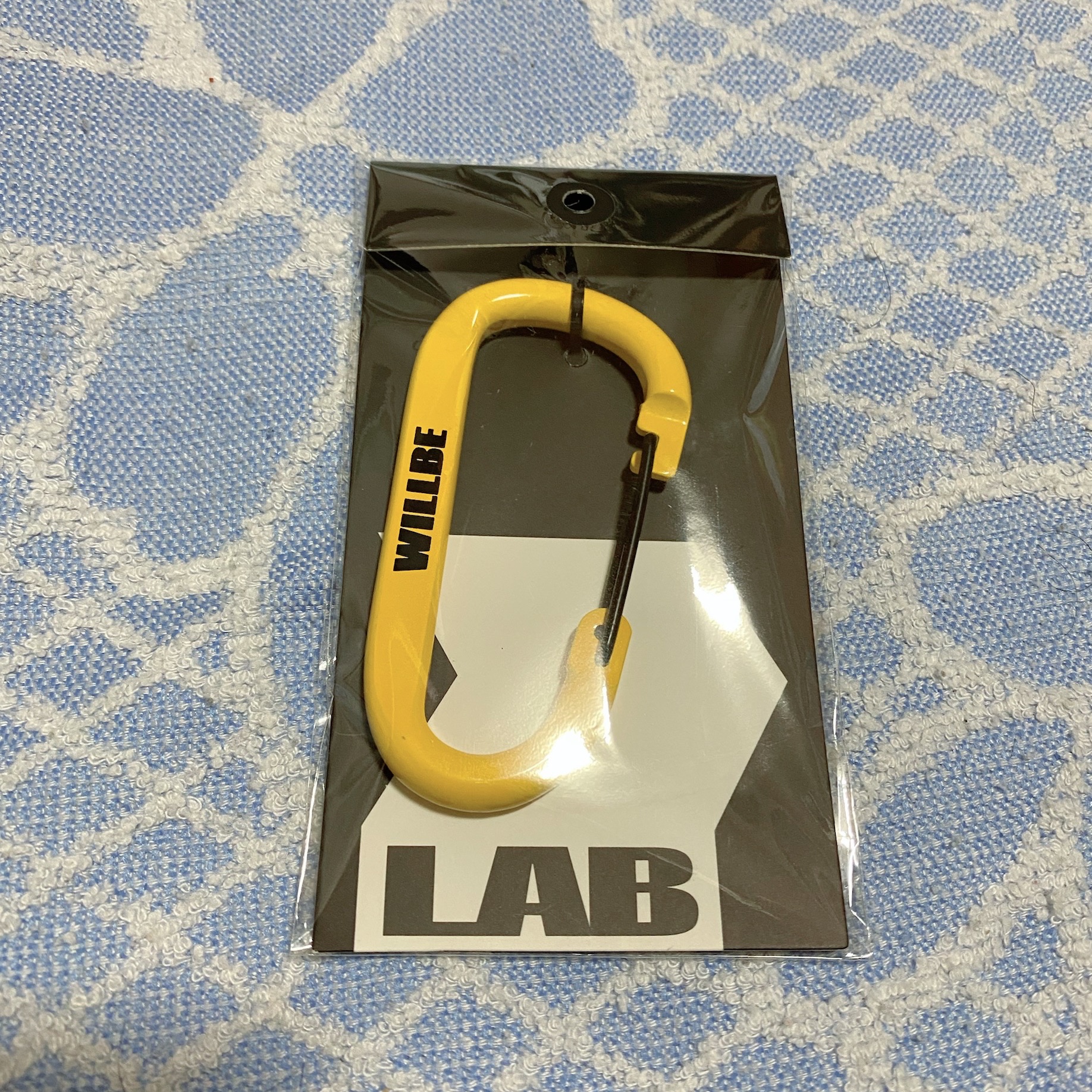 WILLBE LAB Wilby's Logo Carabiner Yellow 착용 스타일