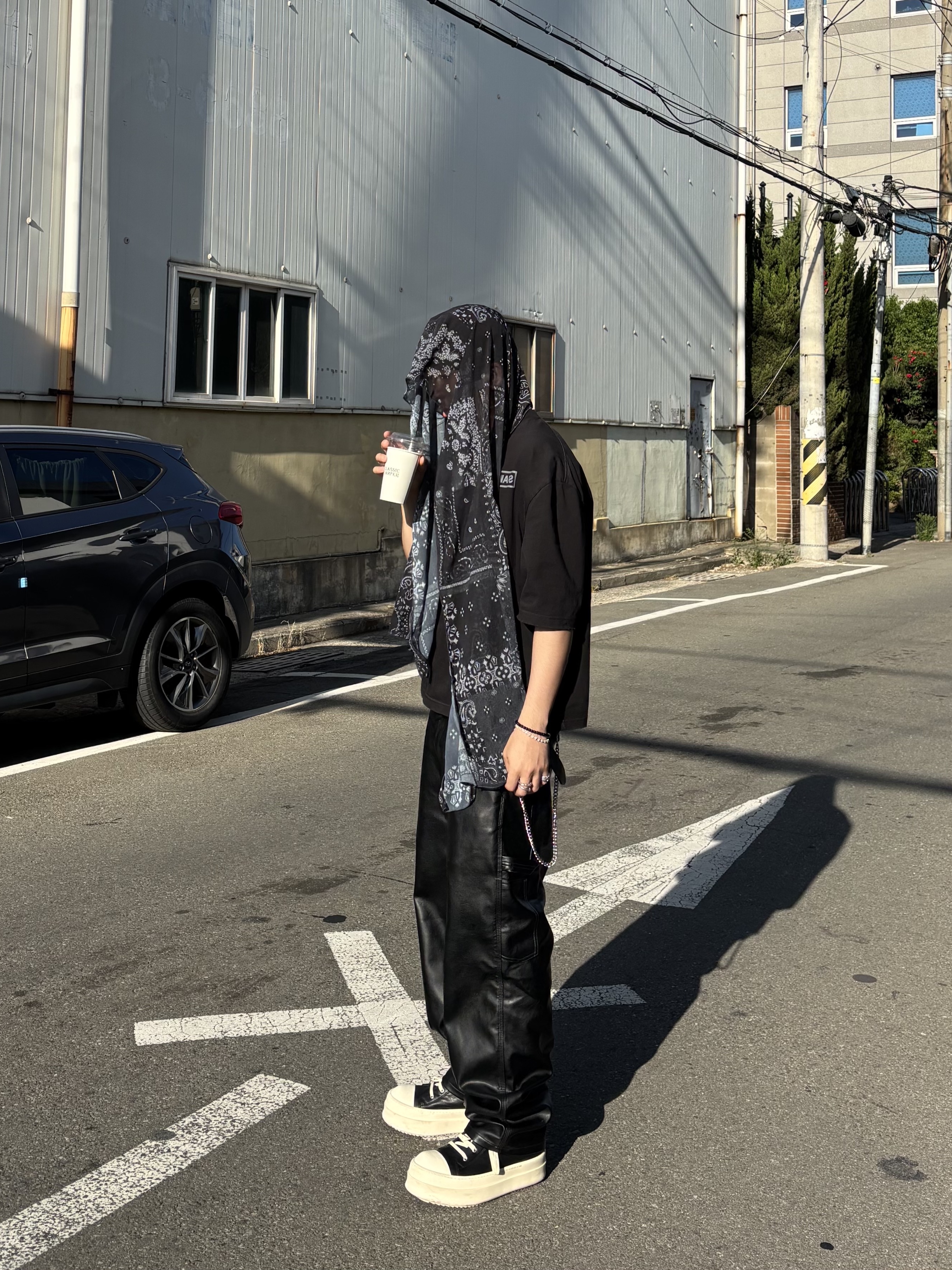 Rick Owens Mega Bumper Sneakers Black Milk, Wapworks Hardwork Crop T-Shirt Black 착용 스타일 - 2