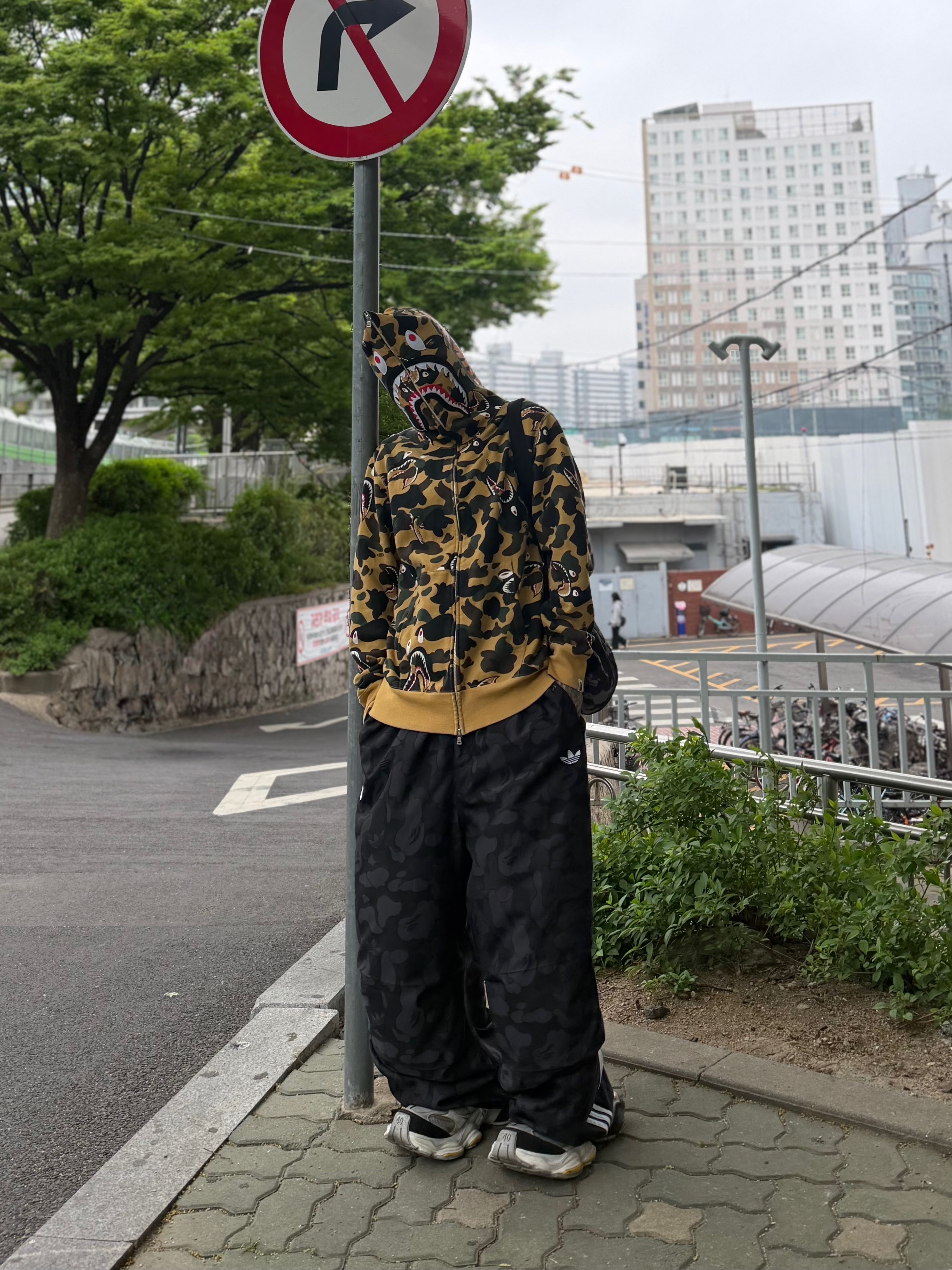 Adidas x BAPE Jacquard Pants Black - KR Sizing, Balenciaga Cargo Sneakers White Grey Orange Blue 착용 스타일 - 8