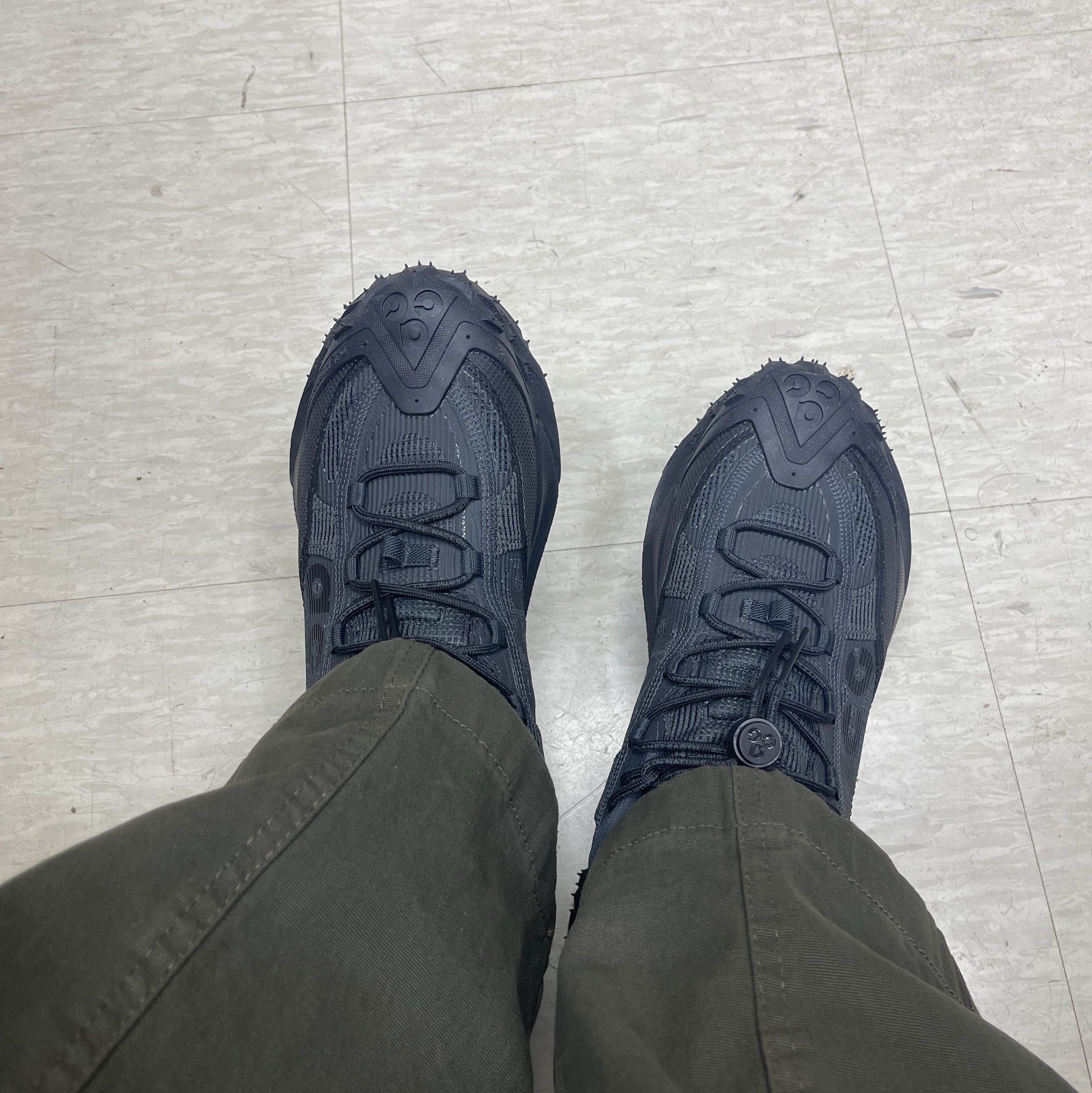 Nike ACG Mountain Fly 2 Low Gore-Tex Black and Dark Smoke Grey 착용 스타일 - 1