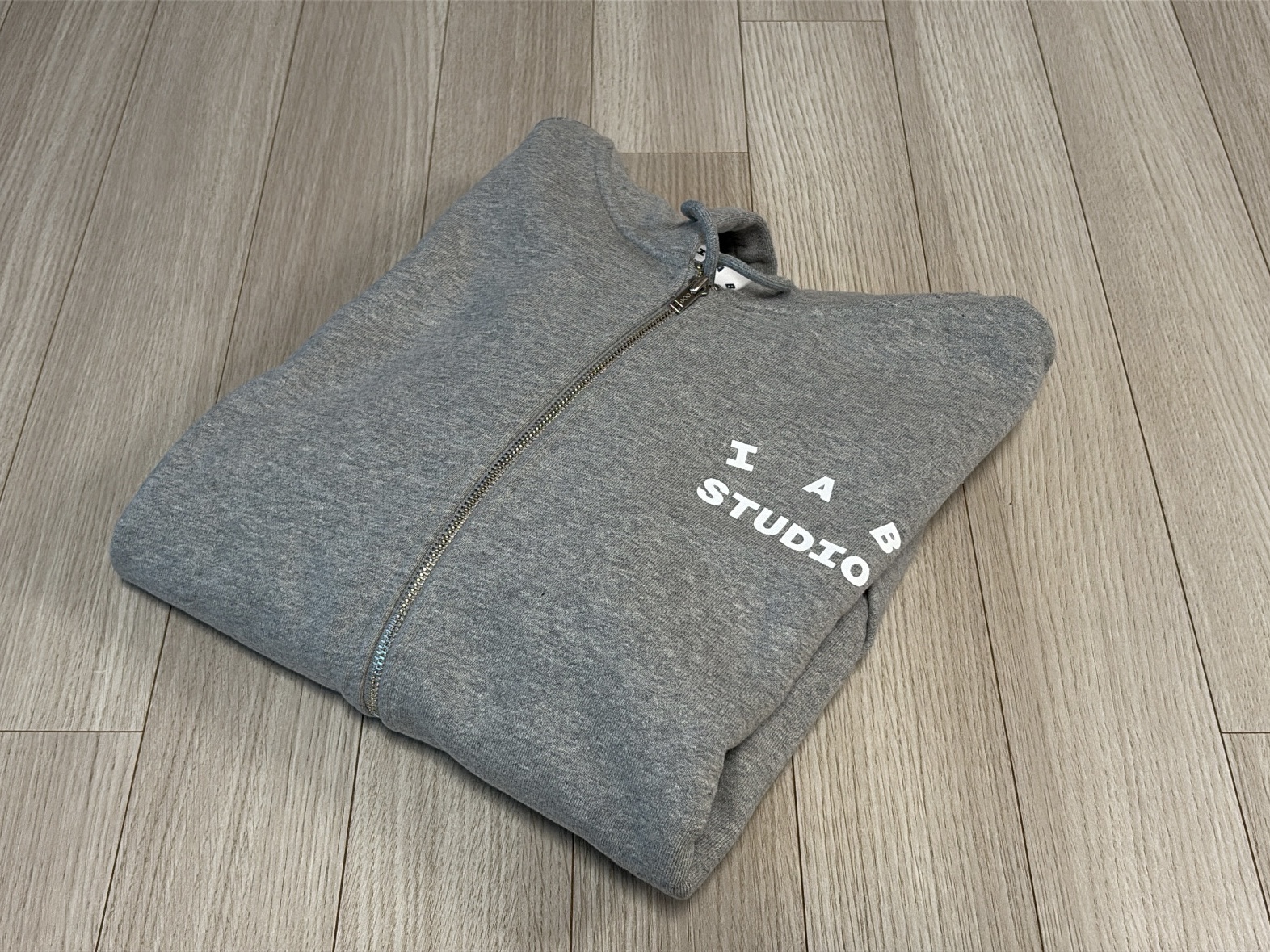 IAB Studio Zip-Up Hoodie Melange Gray - 26SS 착용 스타일