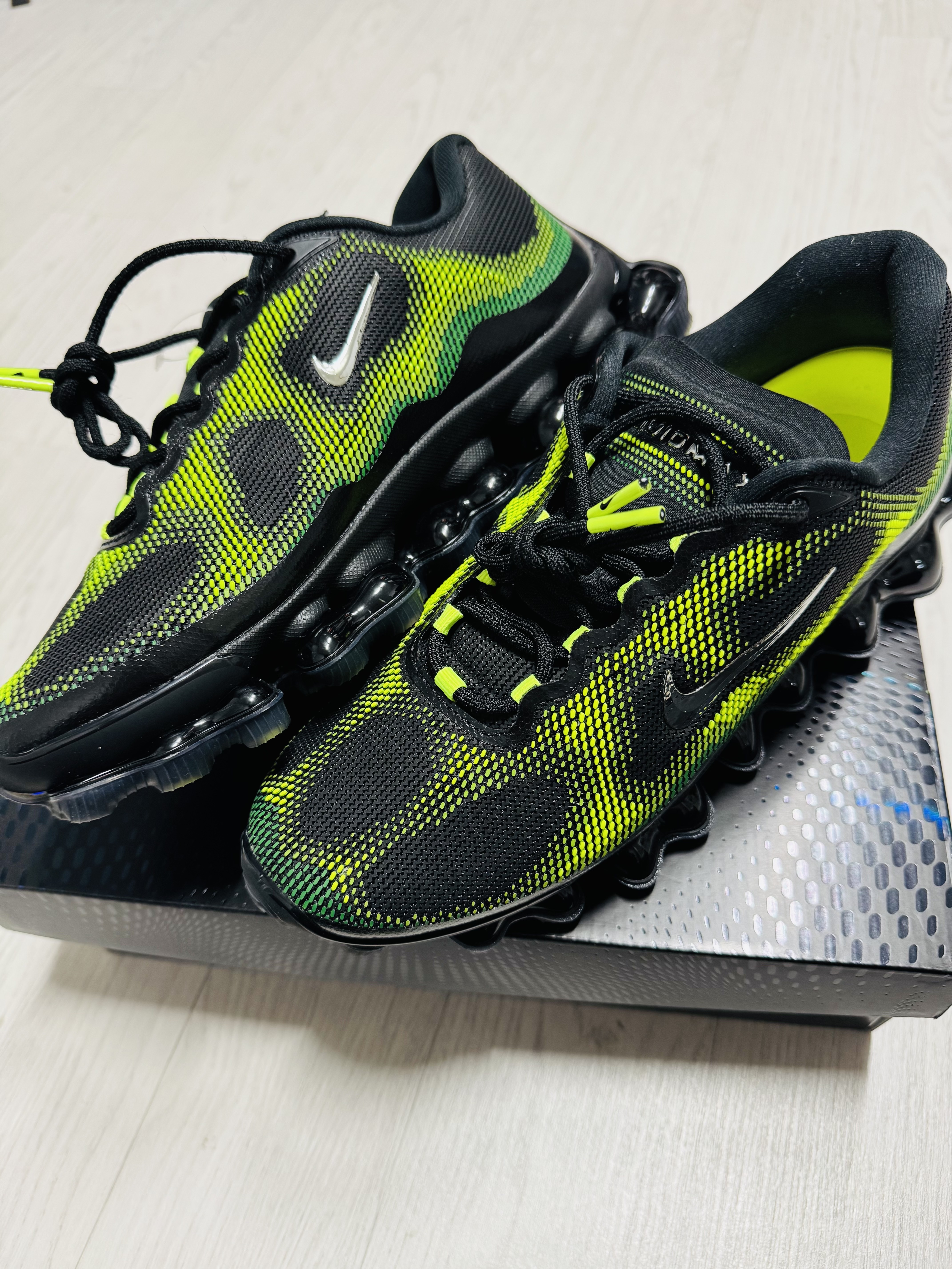 Nike Air Liquid Max Radiant Green and Green Apple 착용 스타일 - 1