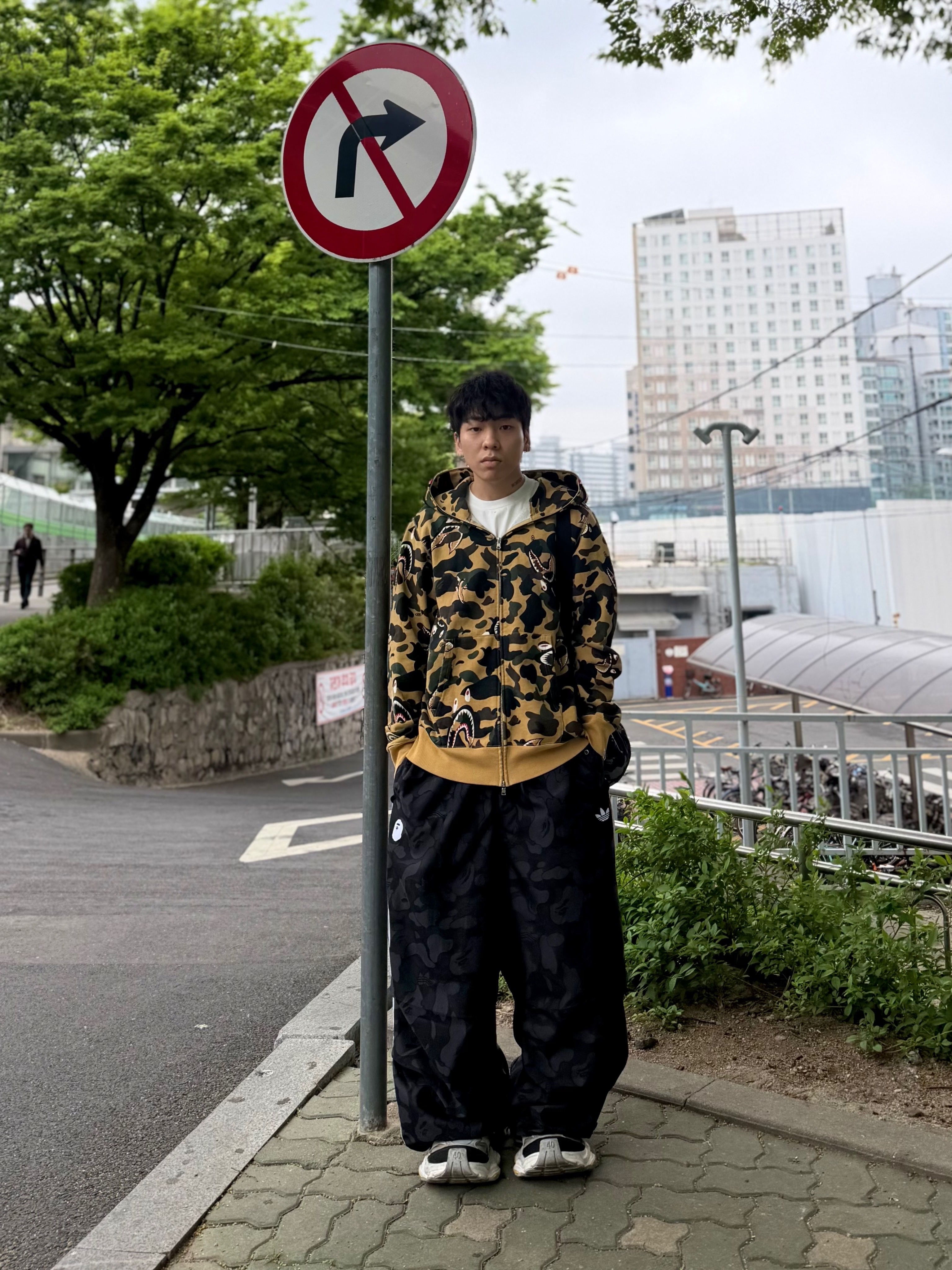 Adidas x BAPE Jacquard Pants Black - KR Sizing, Balenciaga Cargo Sneakers White Grey Orange Blue 착용 스타일 - 4