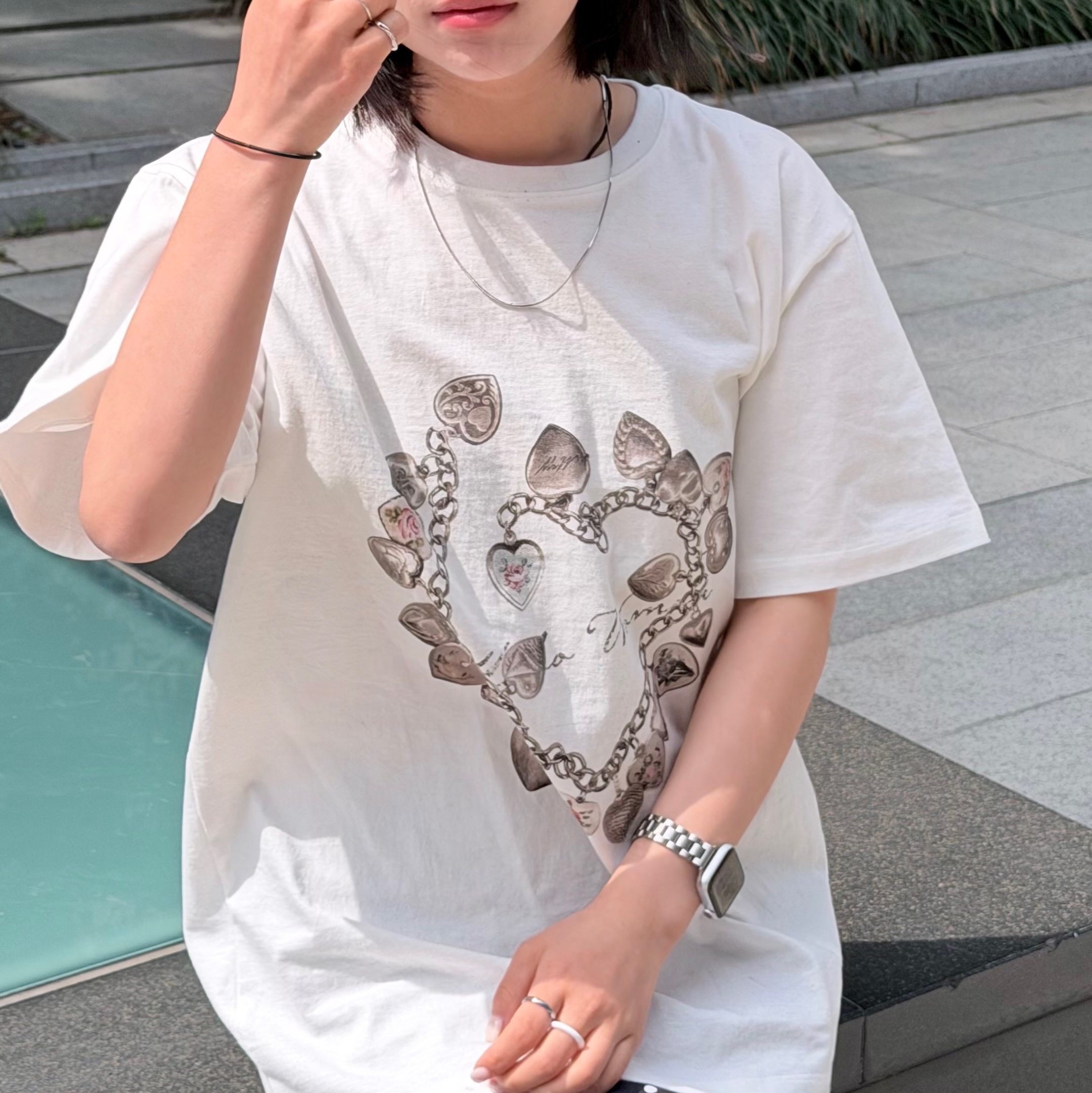 MILLO WOMEN Vintage Pendant T-Shirts Ivory 착용 스타일 - 2