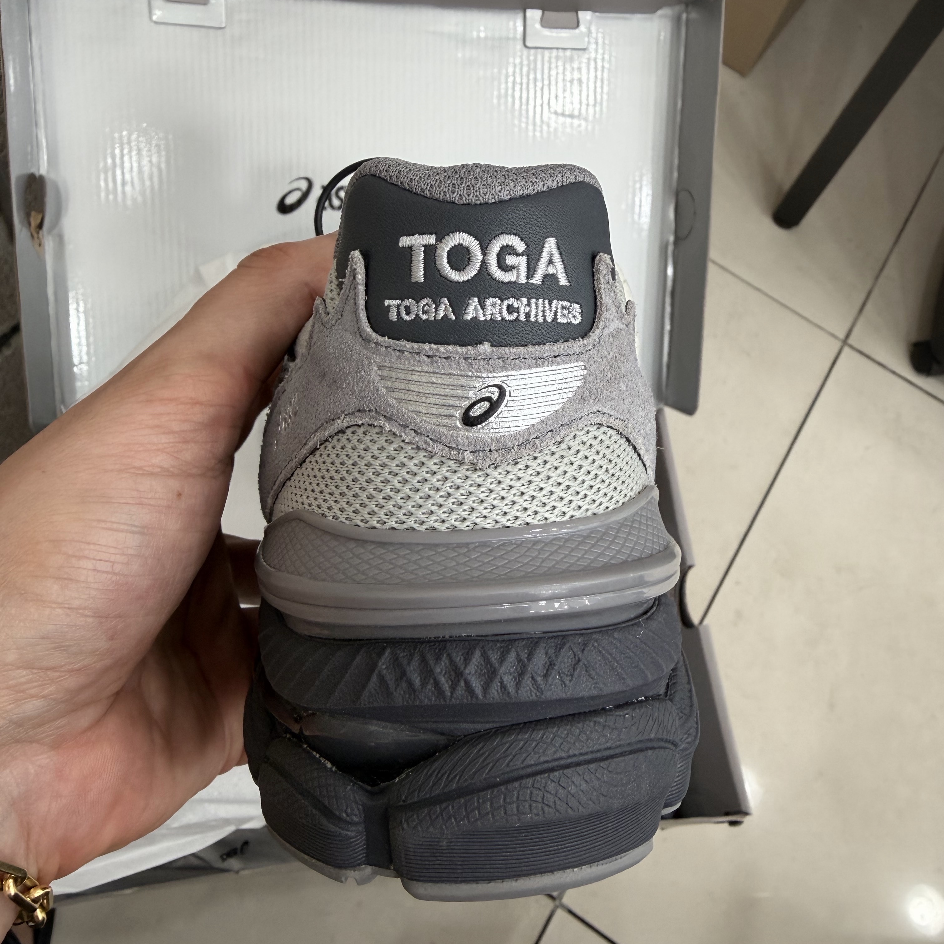 Asics x Toga Gel-Cumulus 16 TG Grey Black Pure Silver, Asics Gel-Nimbus 10.1 Piedmont Grey Pure Silver 착용 스타일 - 3