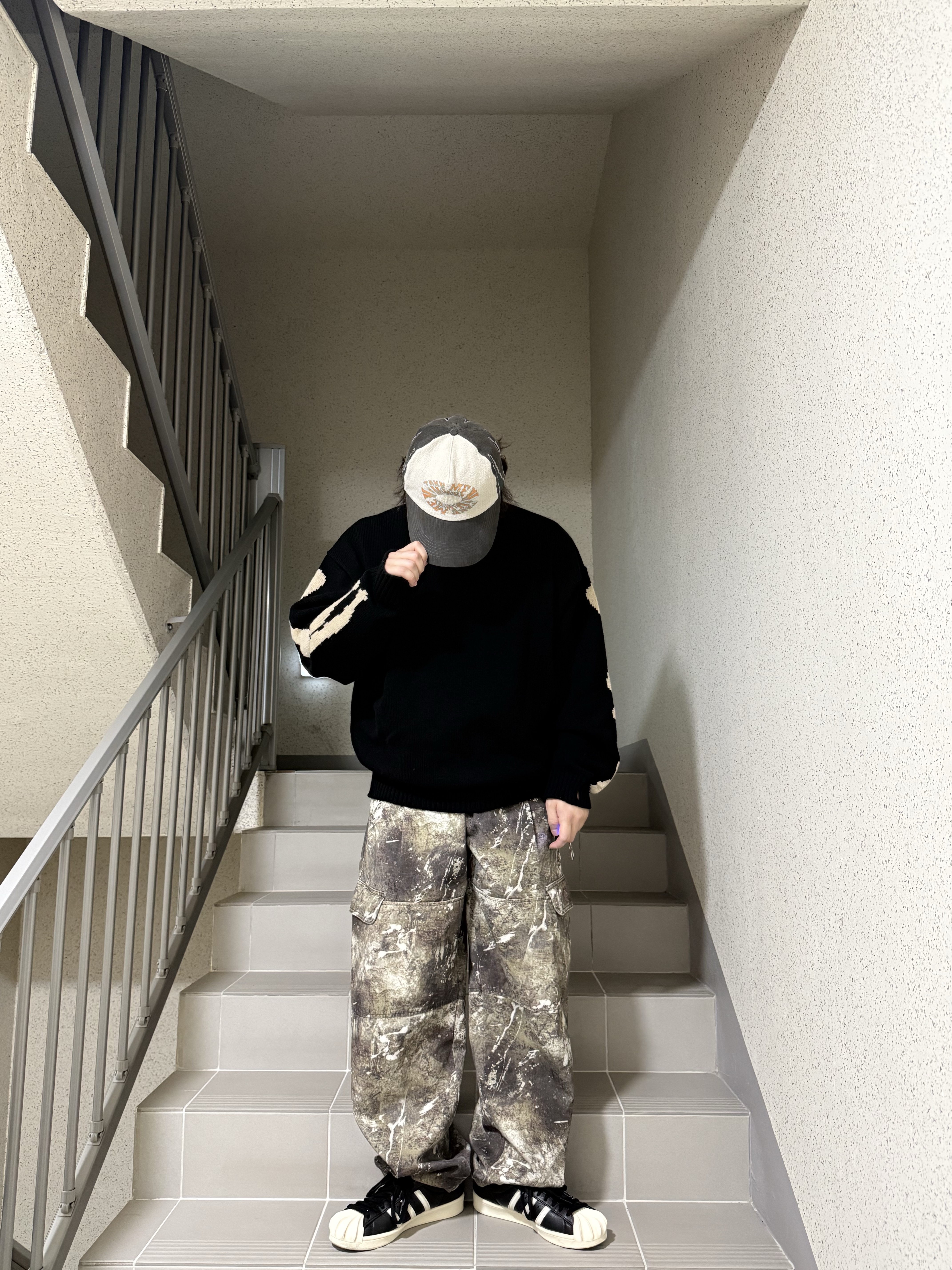 Adidas x Thug Club Superstar Vintage Core Black Cream White, Kapital 5G Wool Bone Crewneck Sweater Black 착용 스타일 - 3