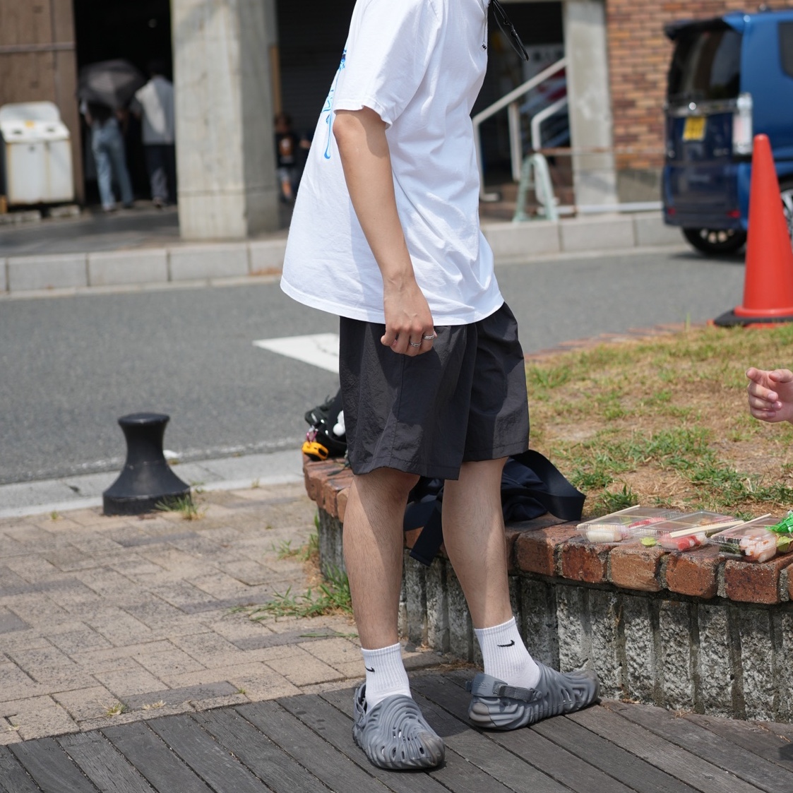 Crocs x Salehe Bembury Pollex Clog Niagara, Stussy Melted T-Shirt White 착용 스타일