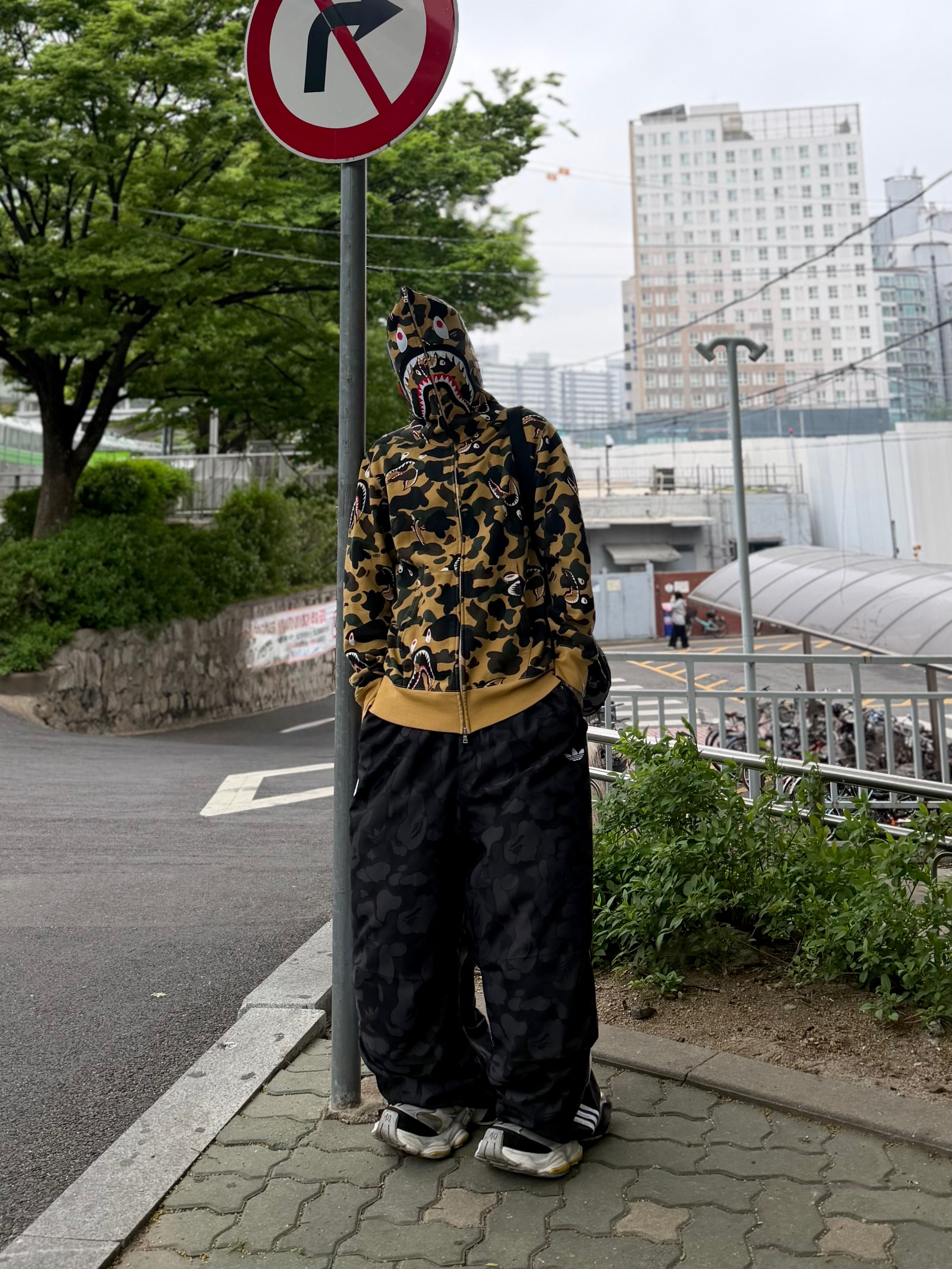 Adidas x BAPE Jacquard Pants Black - KR Sizing, Balenciaga Cargo Sneakers White Grey Orange Blue 착용 스타일 - 7