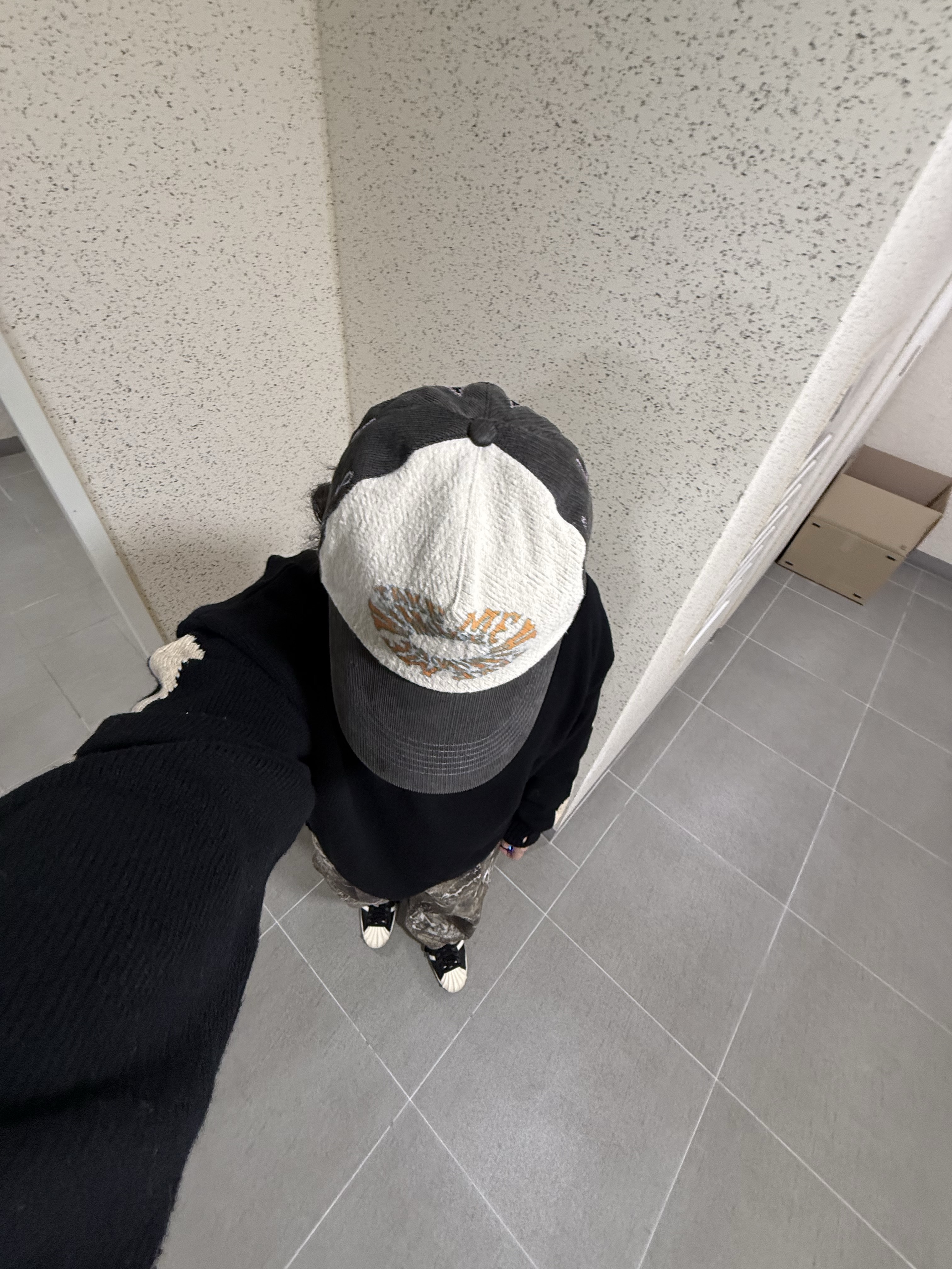 Adidas x Thug Club Superstar Vintage Core Black Cream White, Kapital 5G Wool Bone Crewneck Sweater Black 착용 스타일 - 4