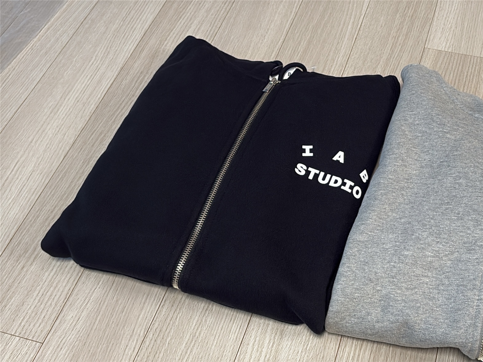 IAB Studio Zip-Up Hoodie Black - 26SS 착용 스타일