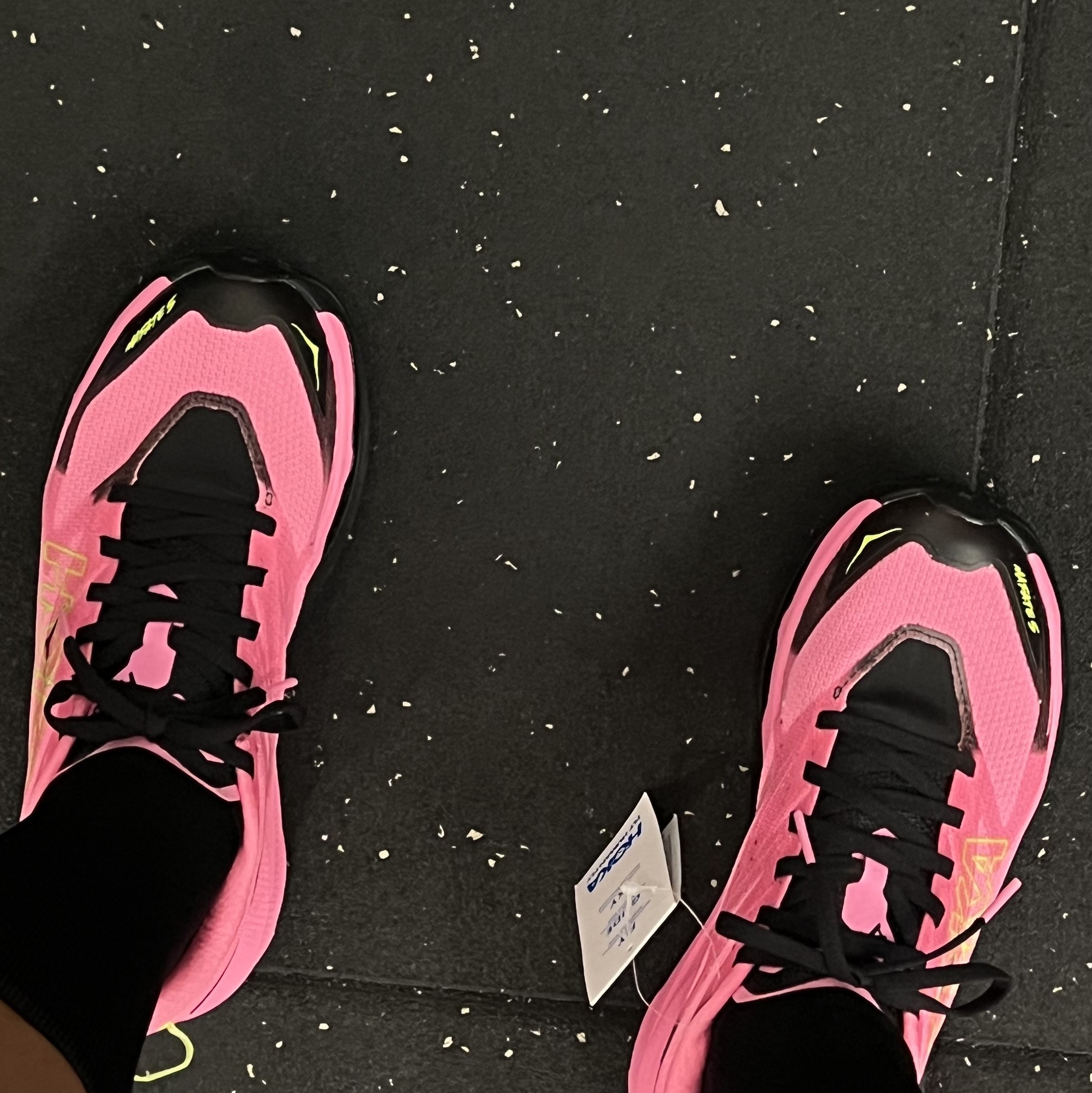 Hoka Mafate 5 Neon Rose Black 착용 스타일 - 3