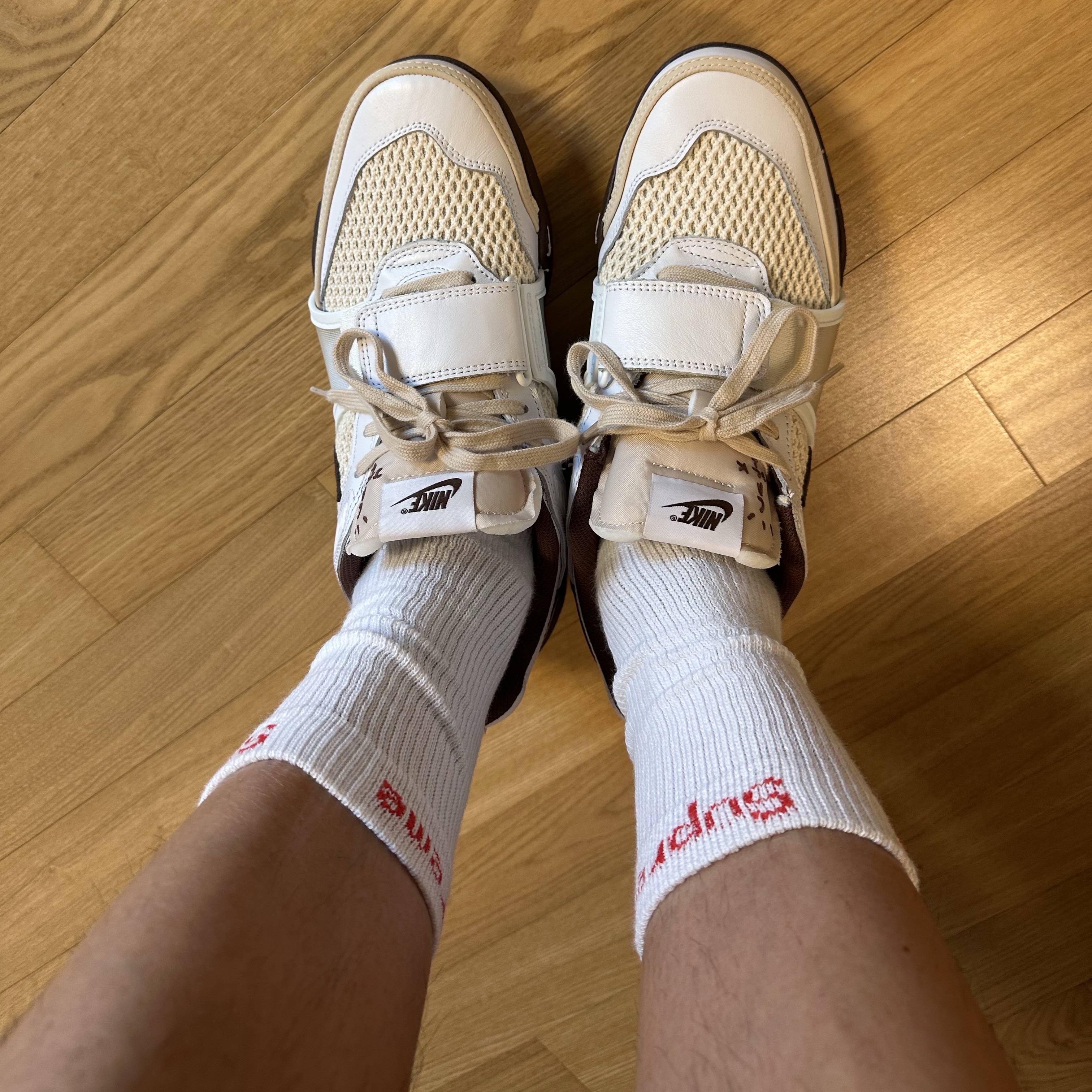 Supreme Hanes Crew Socks White (4 Pack) 착용 스타일