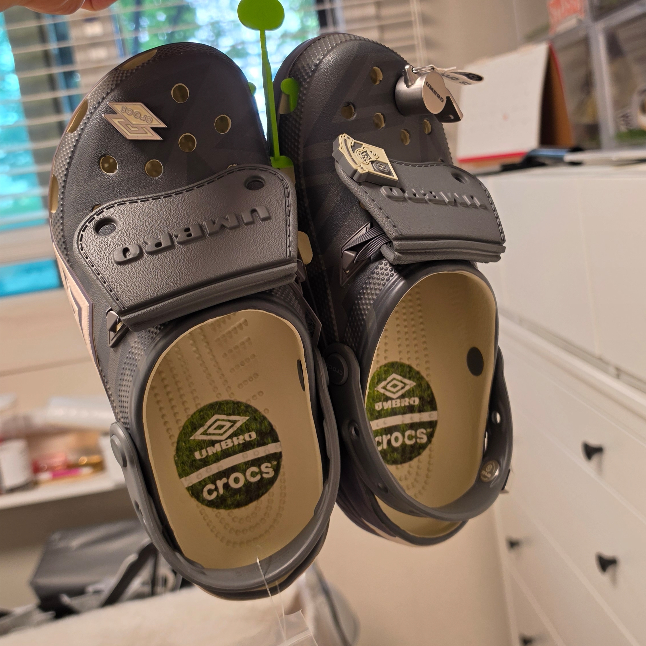 Crocs x Umbro Classic Clog Bone Slate Grey 착용 스타일 - 2
