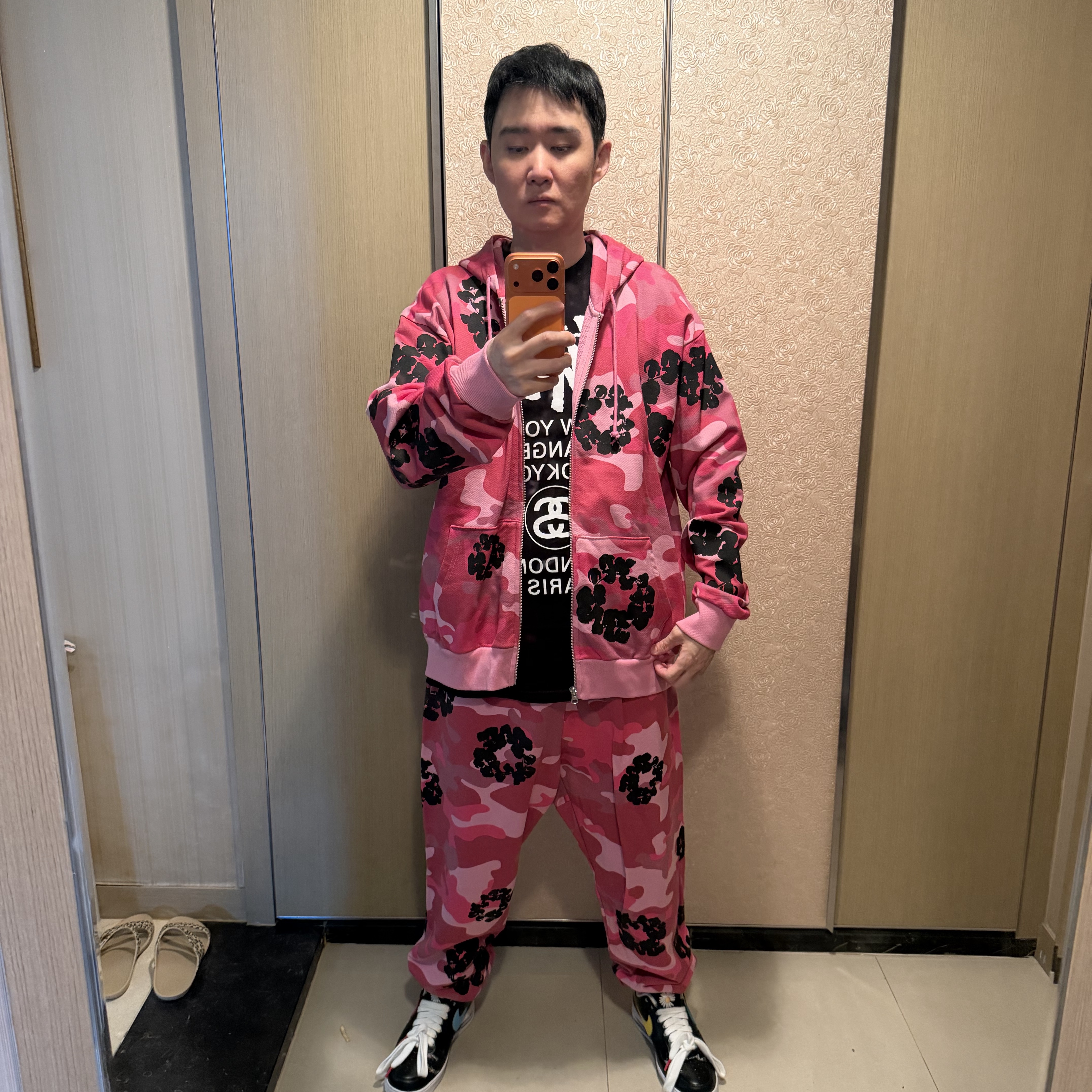 Denim Tears Cotton Wreath Sweatpant Pink Camo 착용 스타일 - 1