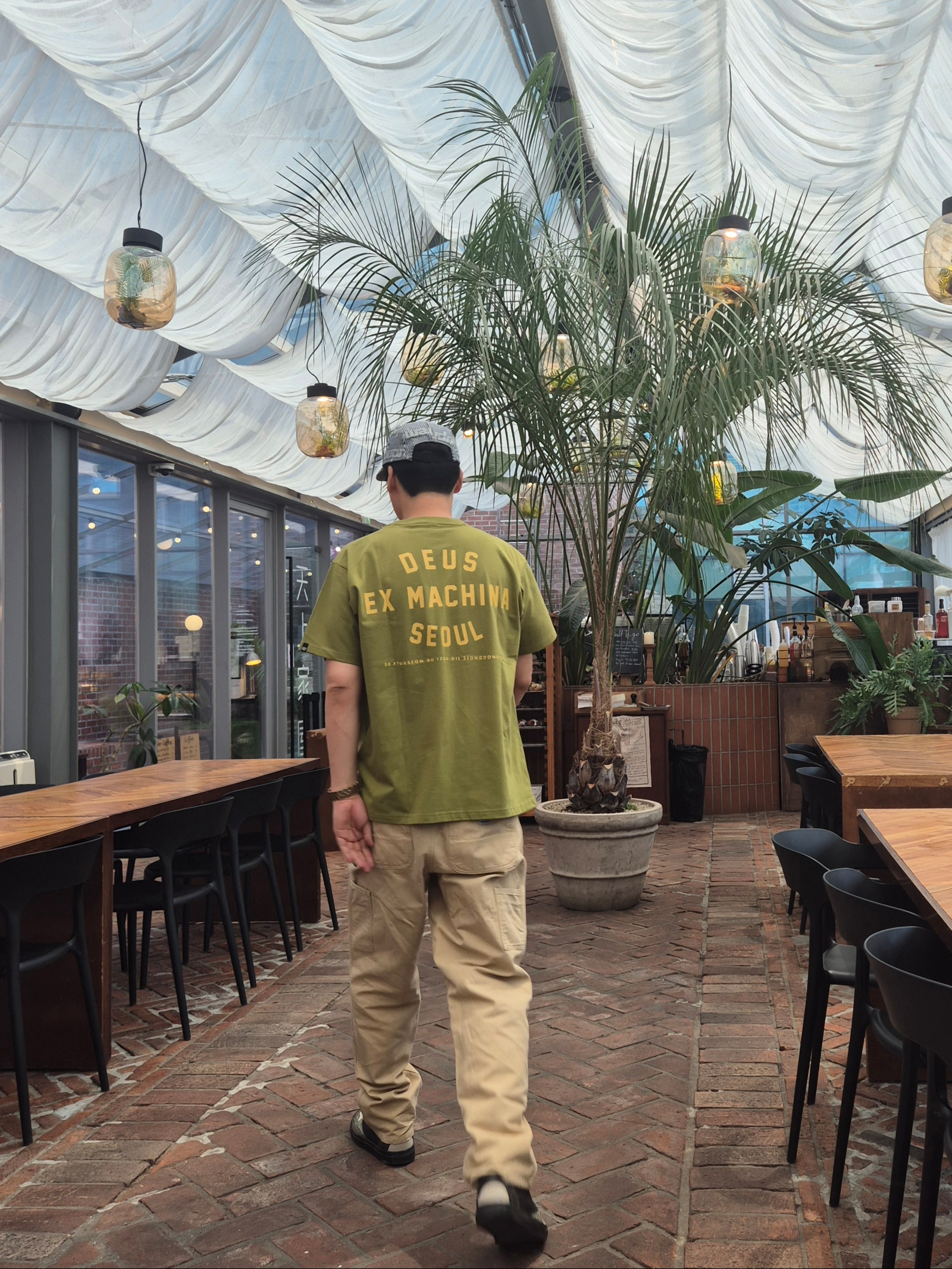 Deus Ex Machina Seoul College Address T-Shirt Khaki, Carhartt WIP Dearborn Canvas Single Knee Pants Bourbon Aged Canvas 착용 스타일 - 1