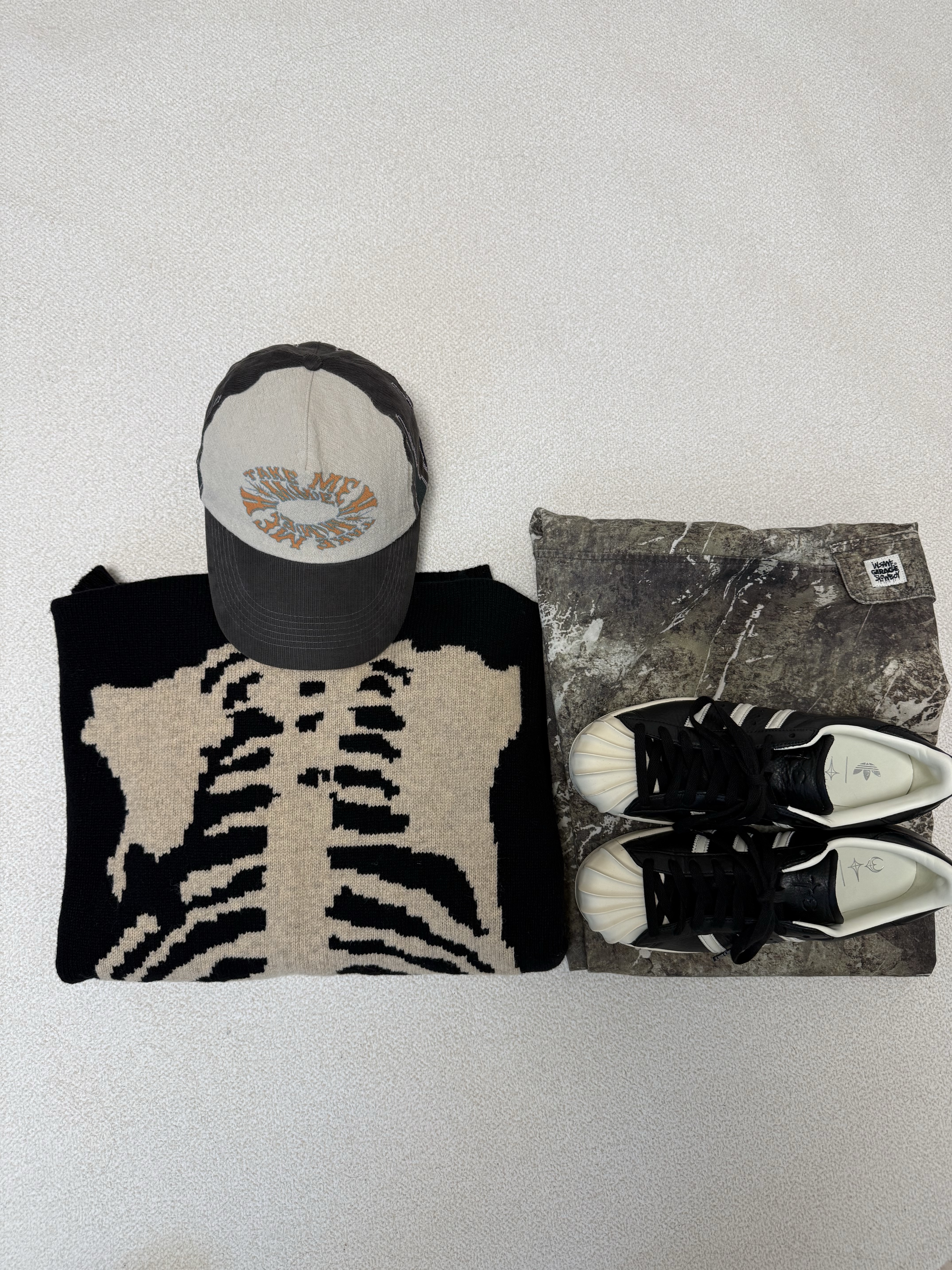 Adidas x Thug Club Superstar Vintage Core Black Cream White, Kapital 5G Wool Bone Crewneck Sweater Black 착용 스타일 - 1