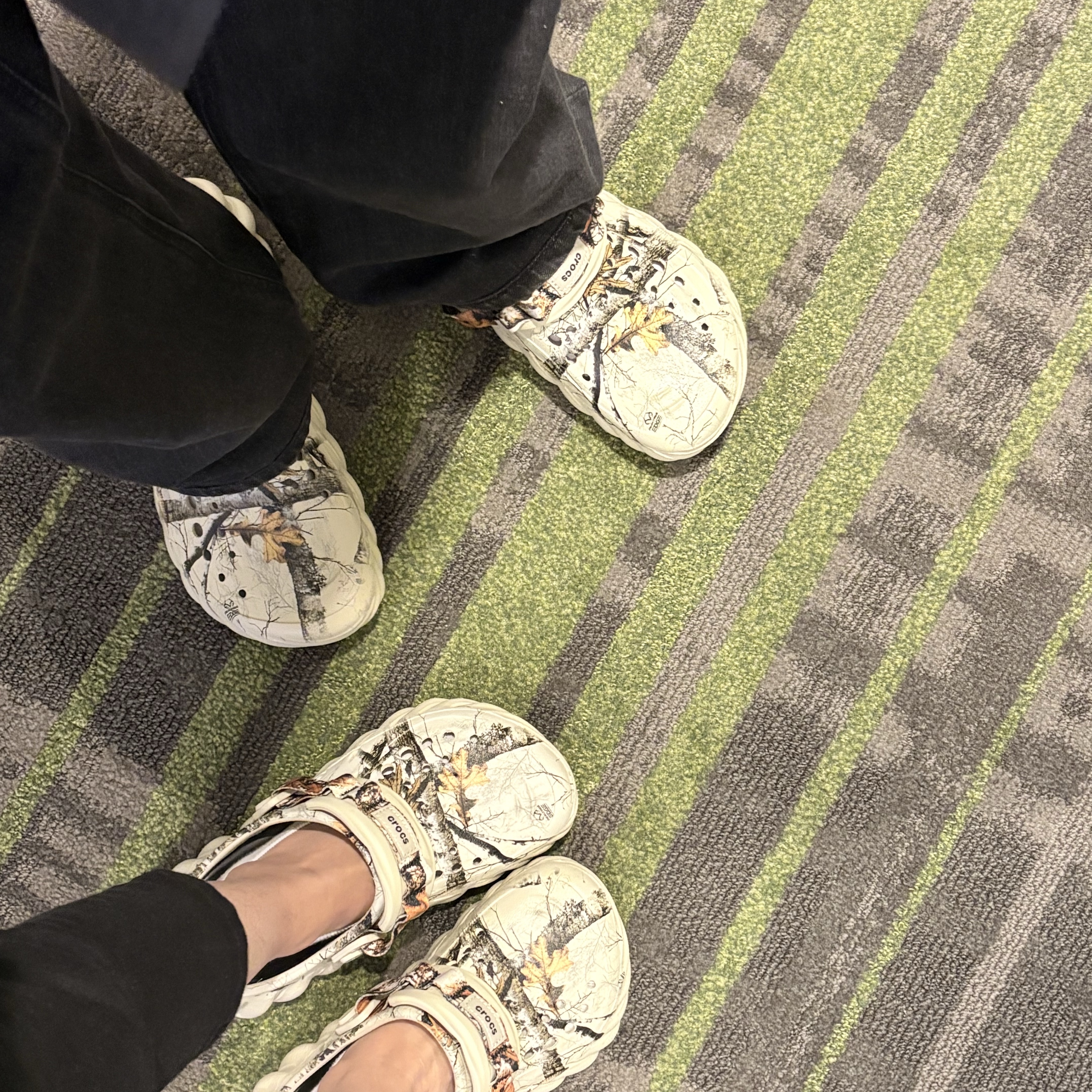 Crocs Echo Clog Real Tree Bone 착용 스타일 - 1
