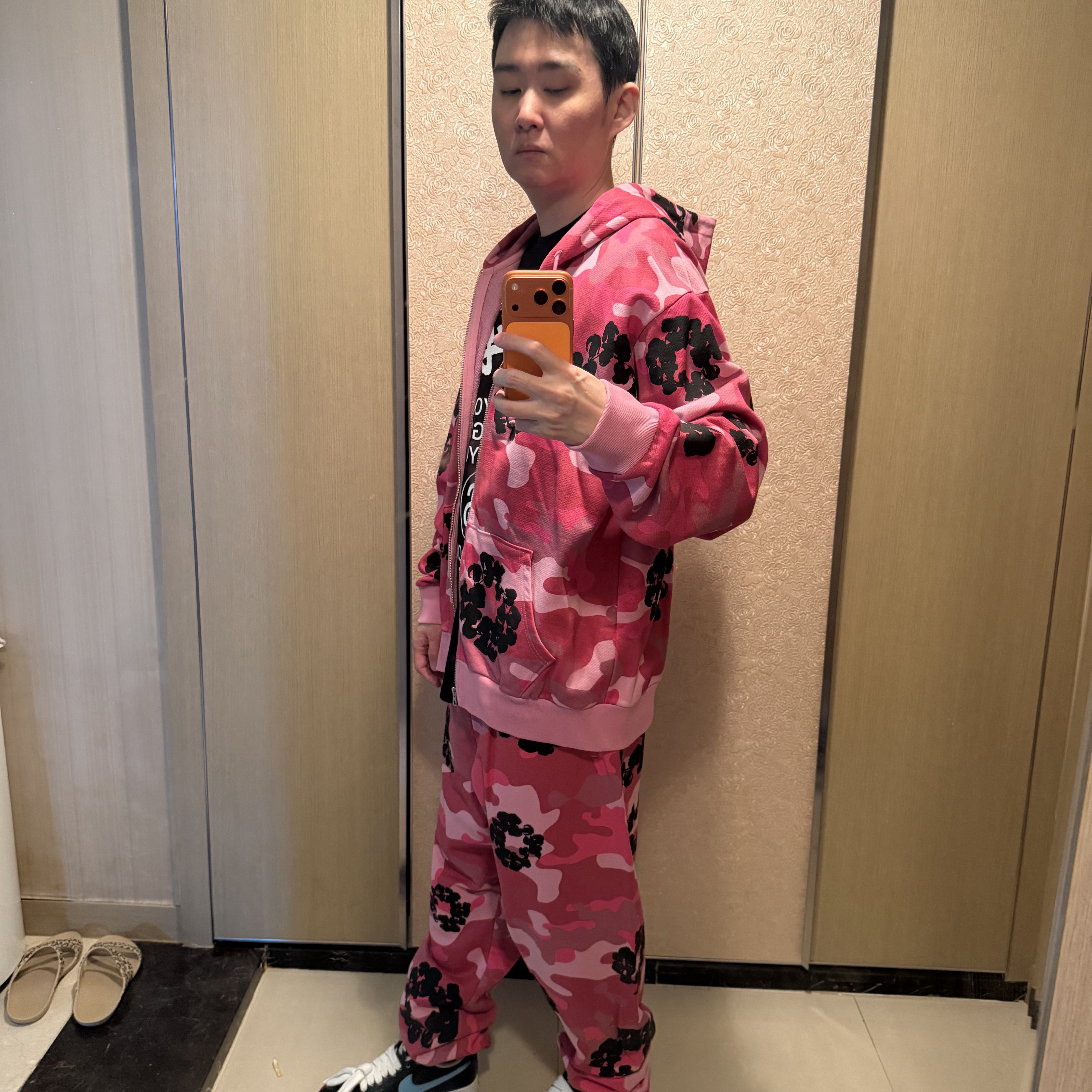 Denim Tears Cotton Wreath Zip Hoodie Pink Camo 착용 스타일 - 4