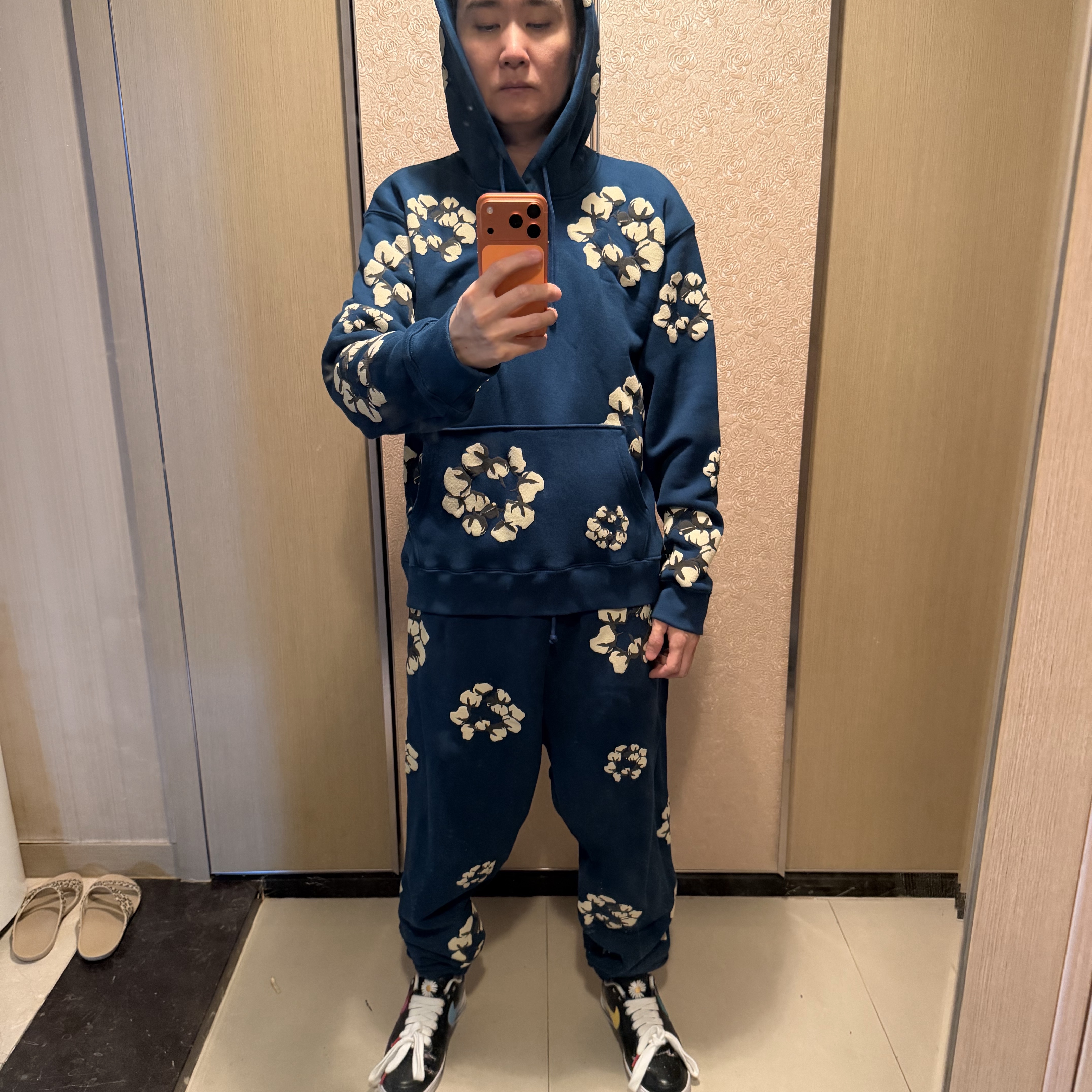 Denim Tears x Cactus Plant Flea Market Wreath Hoodie Navy 착용 스타일 - 1