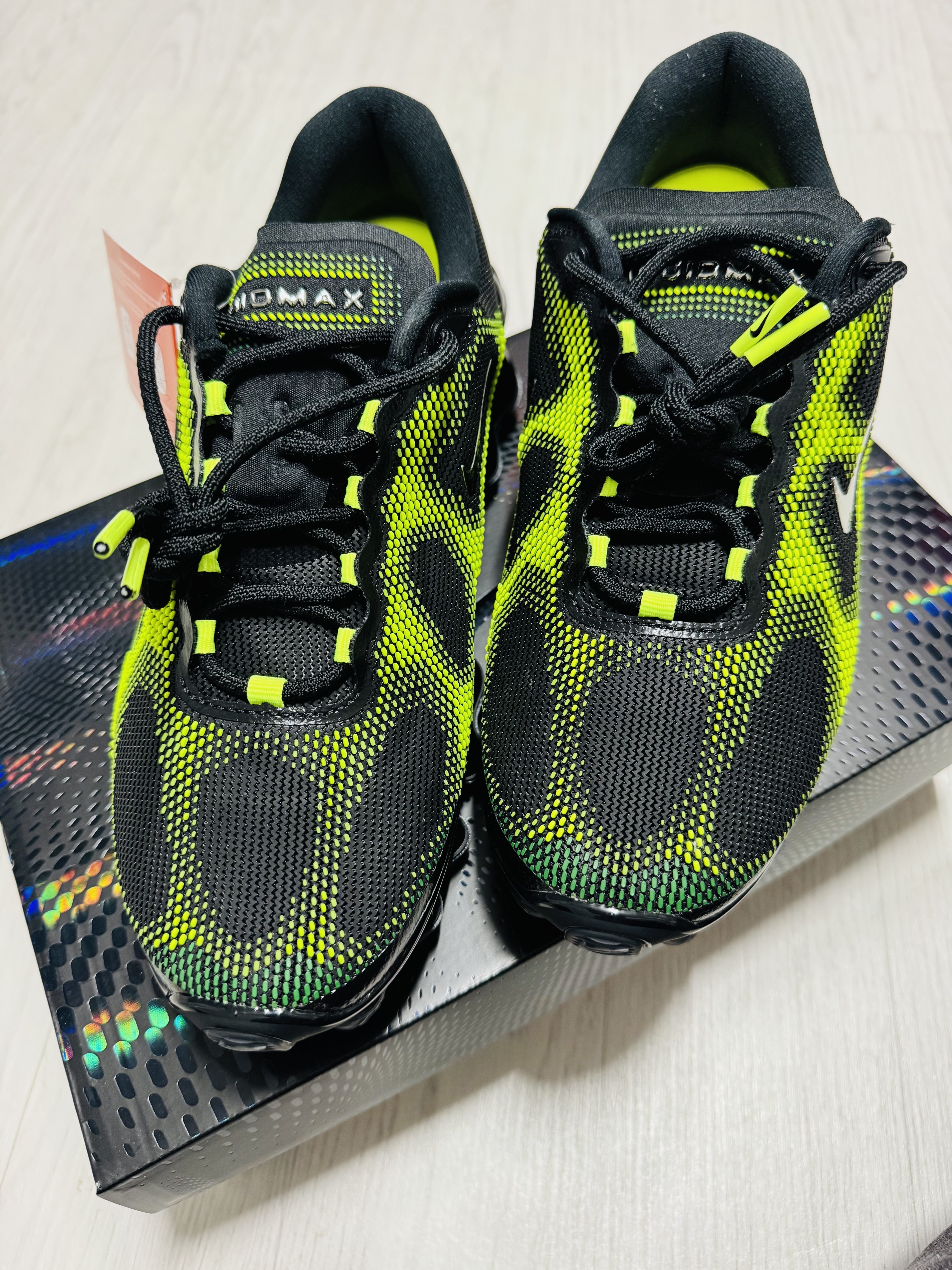 Nike Air Liquid Max Radiant Green and Green Apple 착용 스타일 - 3