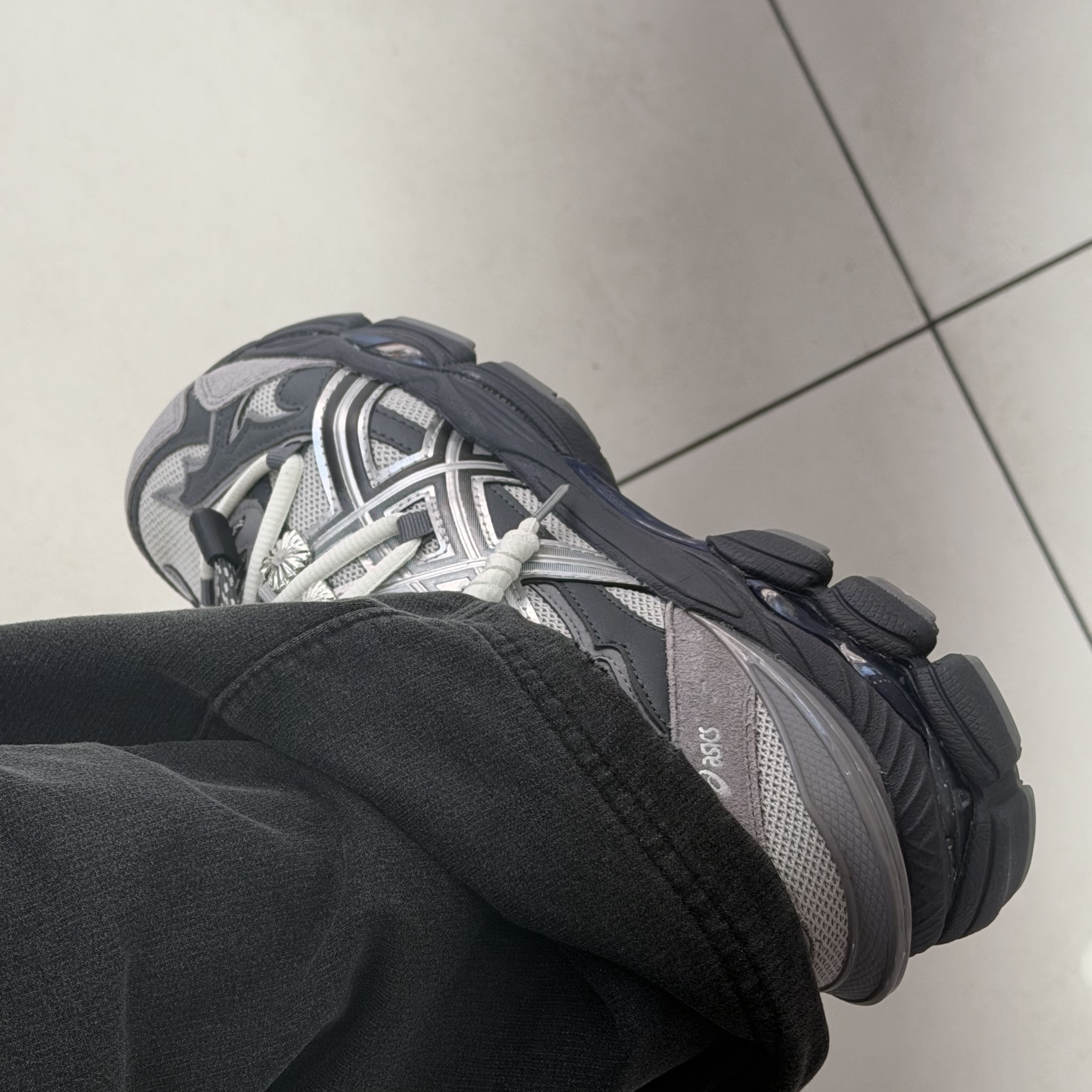 Asics x Toga Gel-Cumulus 16 TG Grey Black Pure Silver, Asics Gel-Nimbus 10.1 Piedmont Grey Pure Silver 착용 스타일 - 6