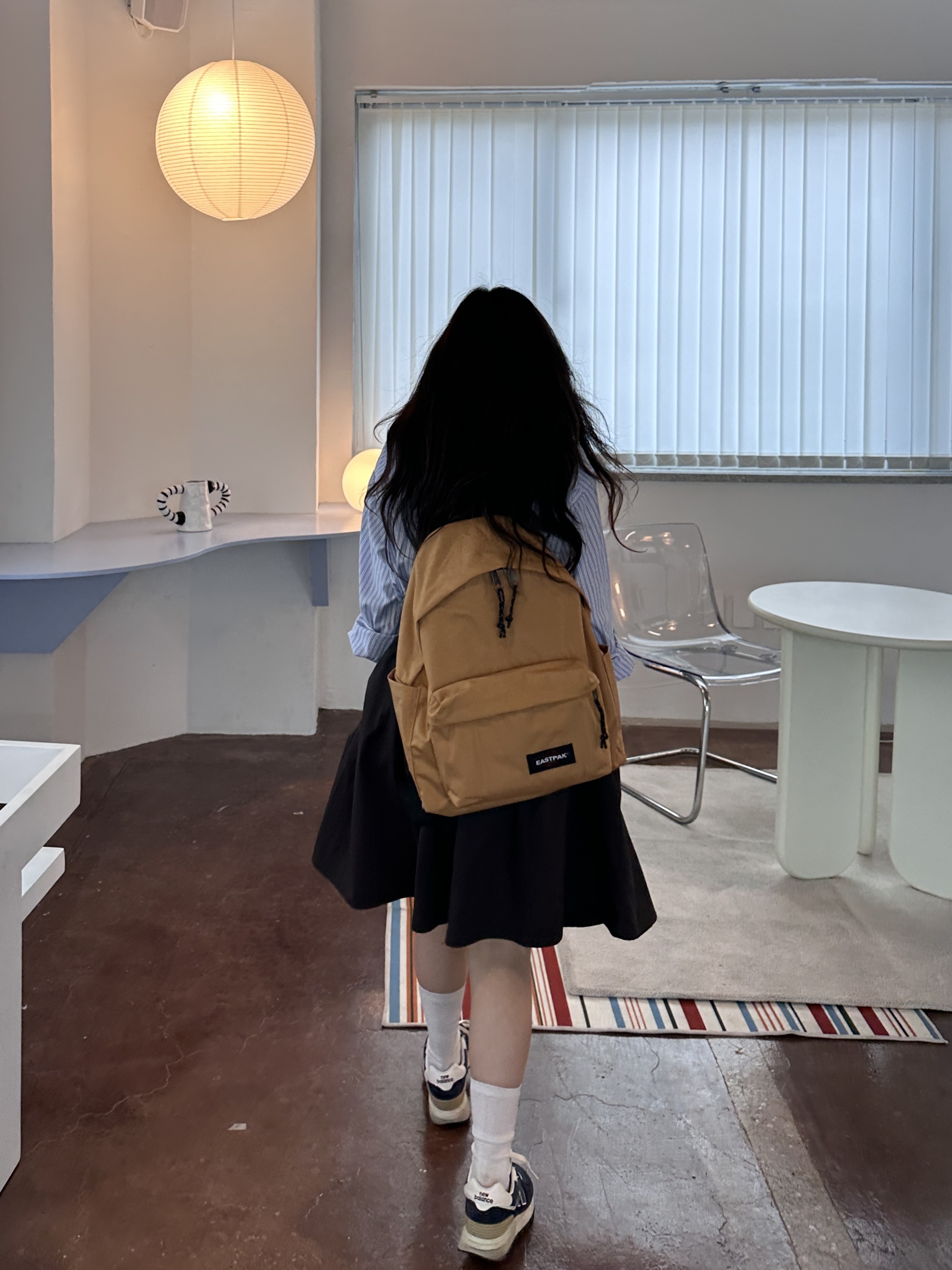 EASTPAK DAY PAKR Caramel Brown, New Balance 574 Legacy Navy 착용 스타일 - 2