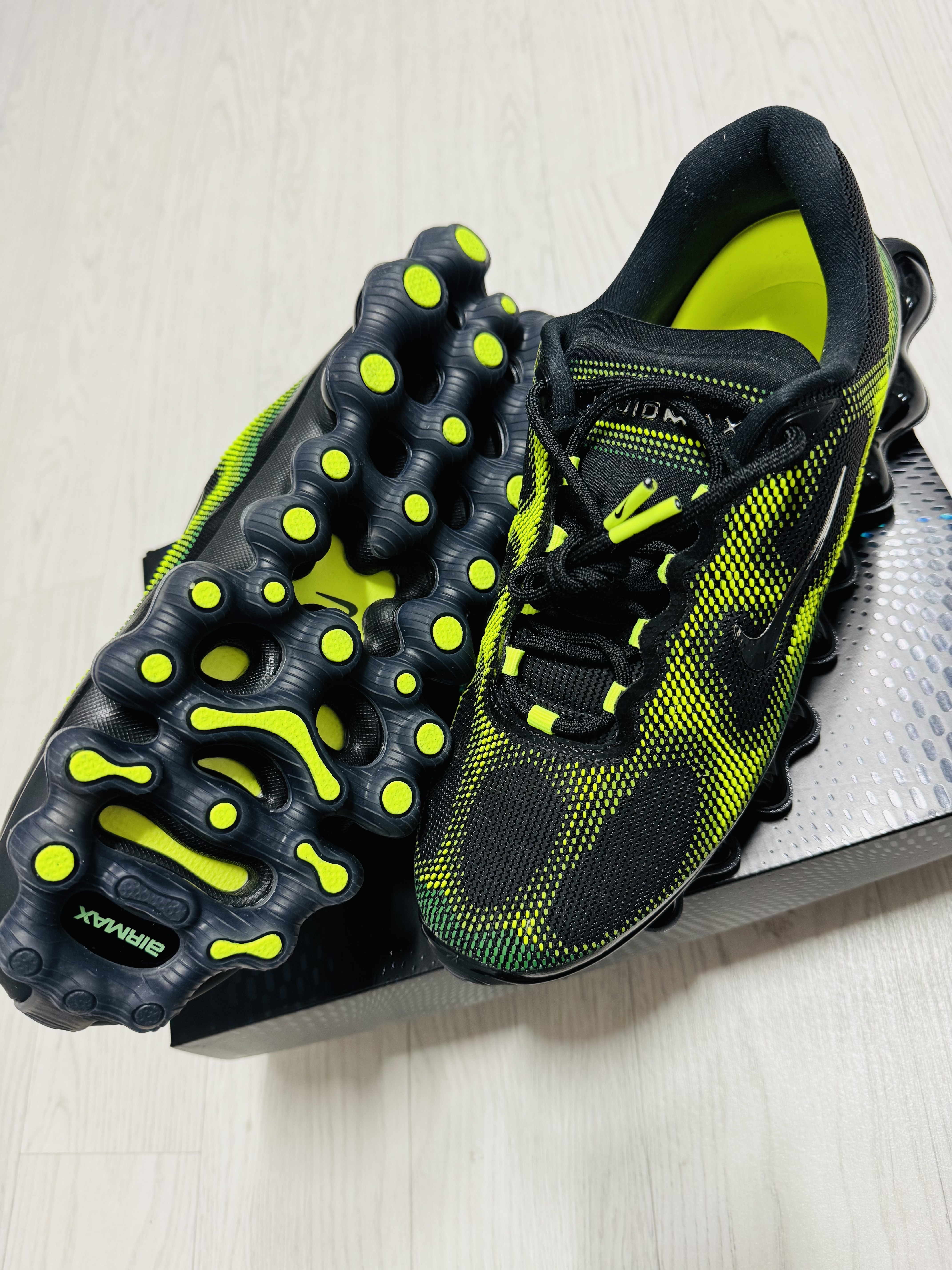 Nike Air Liquid Max Radiant Green and Green Apple 착용 스타일 - 2