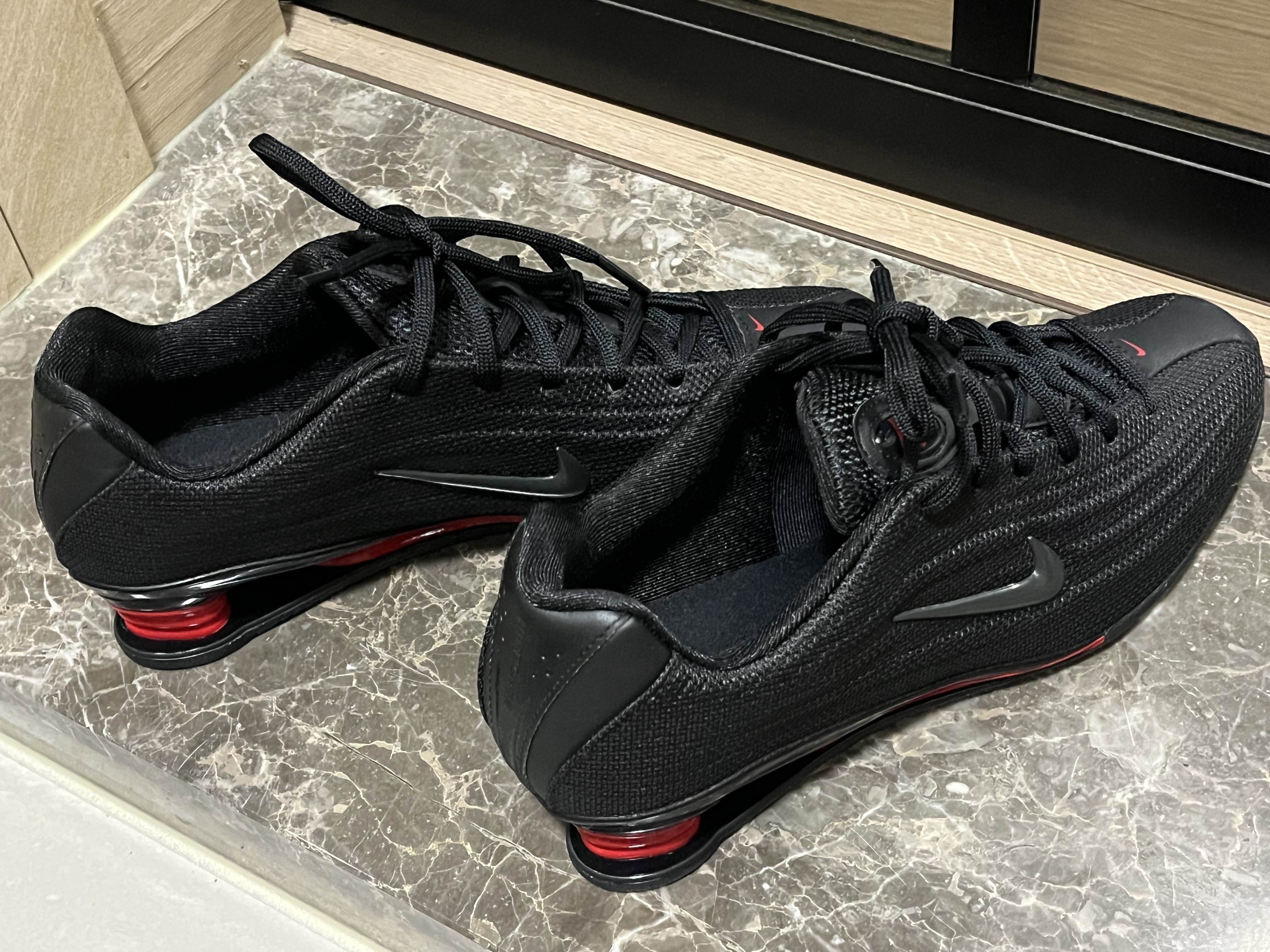 (W) Nike Shox Z Black University Red 착용 스타일