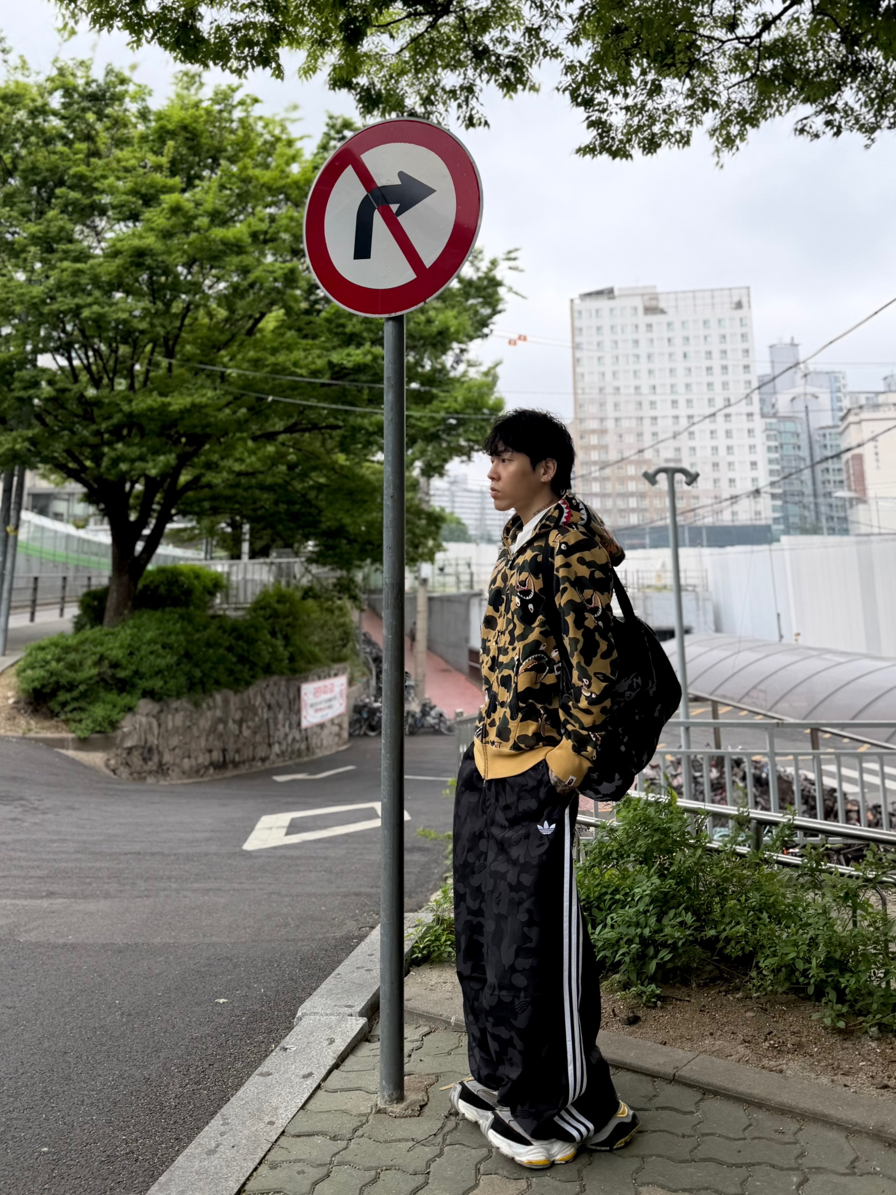 Adidas x BAPE Jacquard Pants Black - KR Sizing, Balenciaga Cargo Sneakers White Grey Orange Blue 착용 스타일 - 5