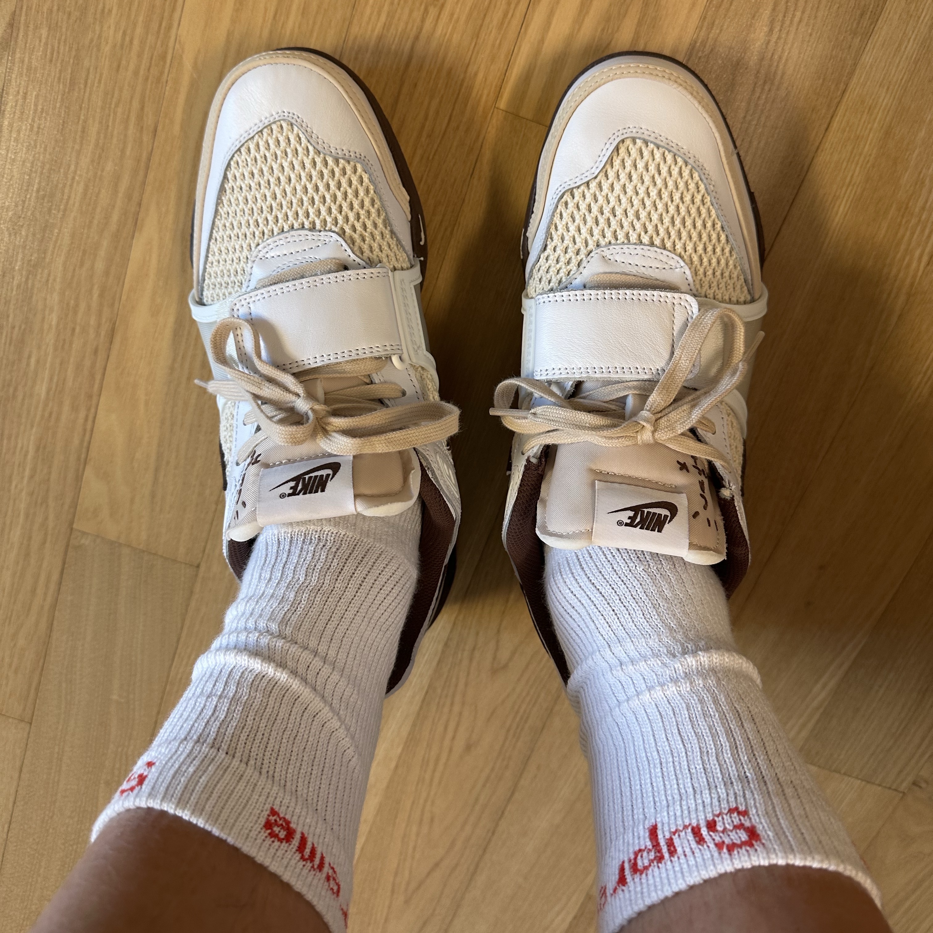 Nike x Travis Scott Zoom Field Jaxx White and Light Chocolate 착용 스타일 - 1
