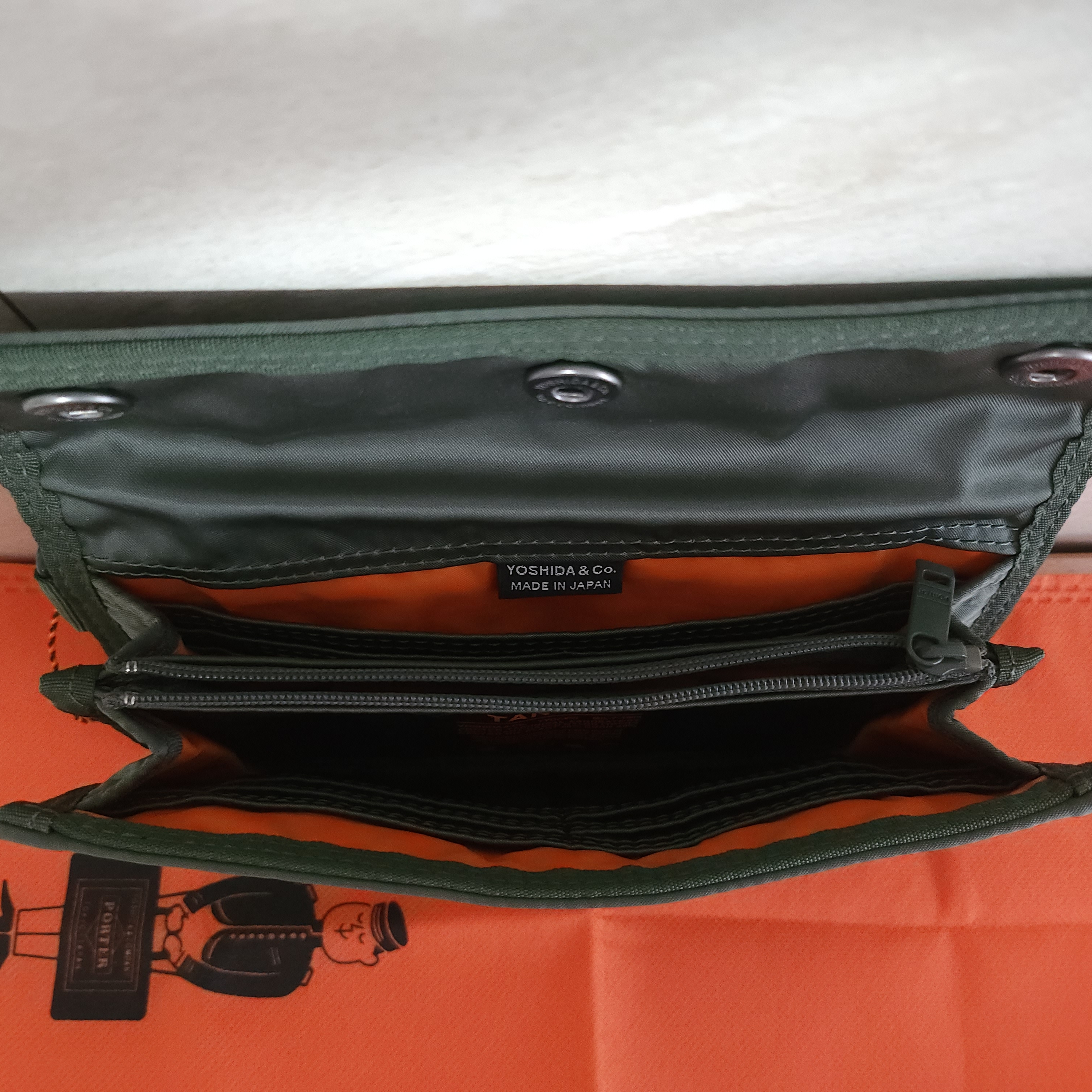 Porter All New Tanker Pocket Wallet L Sage Green 착용 스타일 - 4