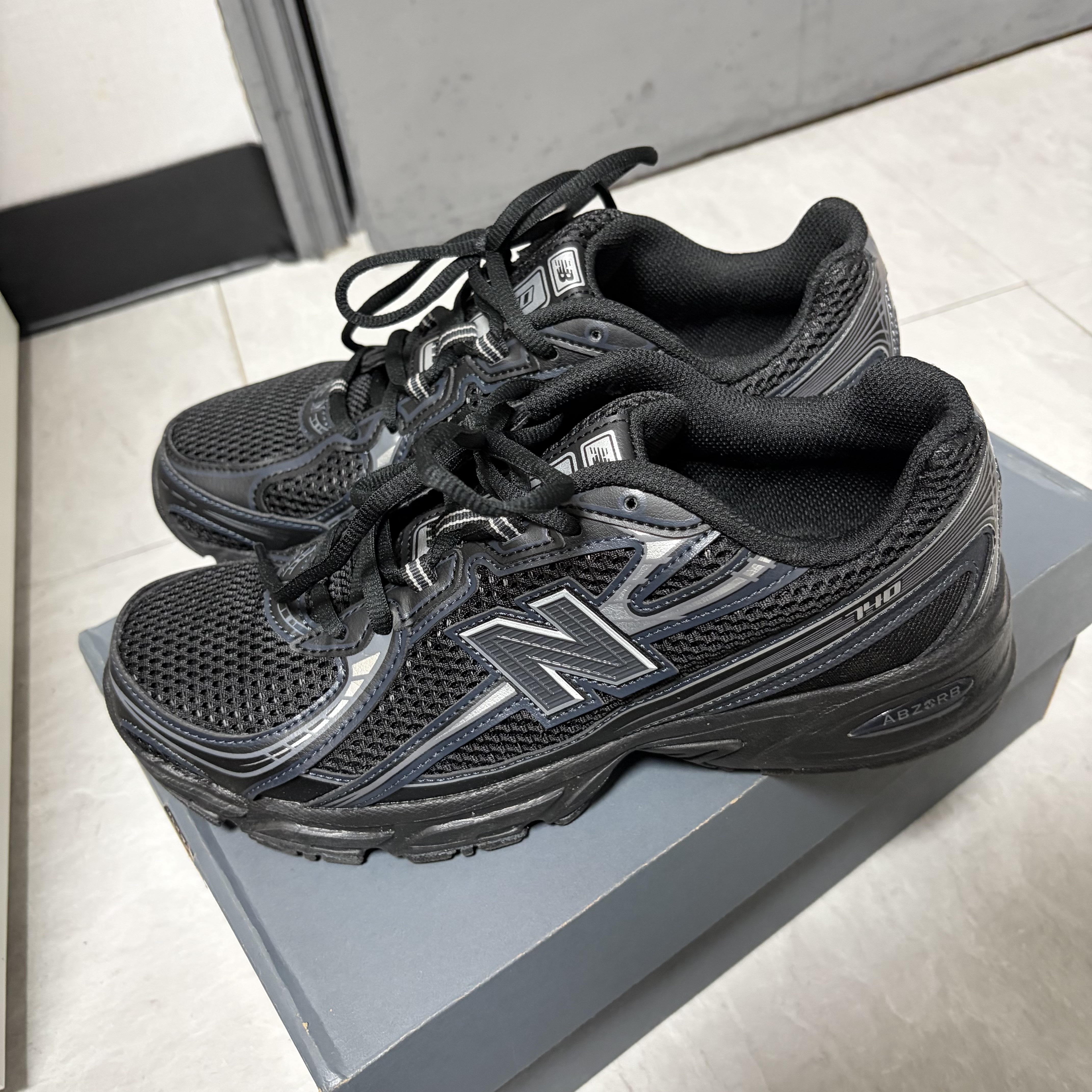 New Balance 740v2 Black Silver Metallic 착용 스타일