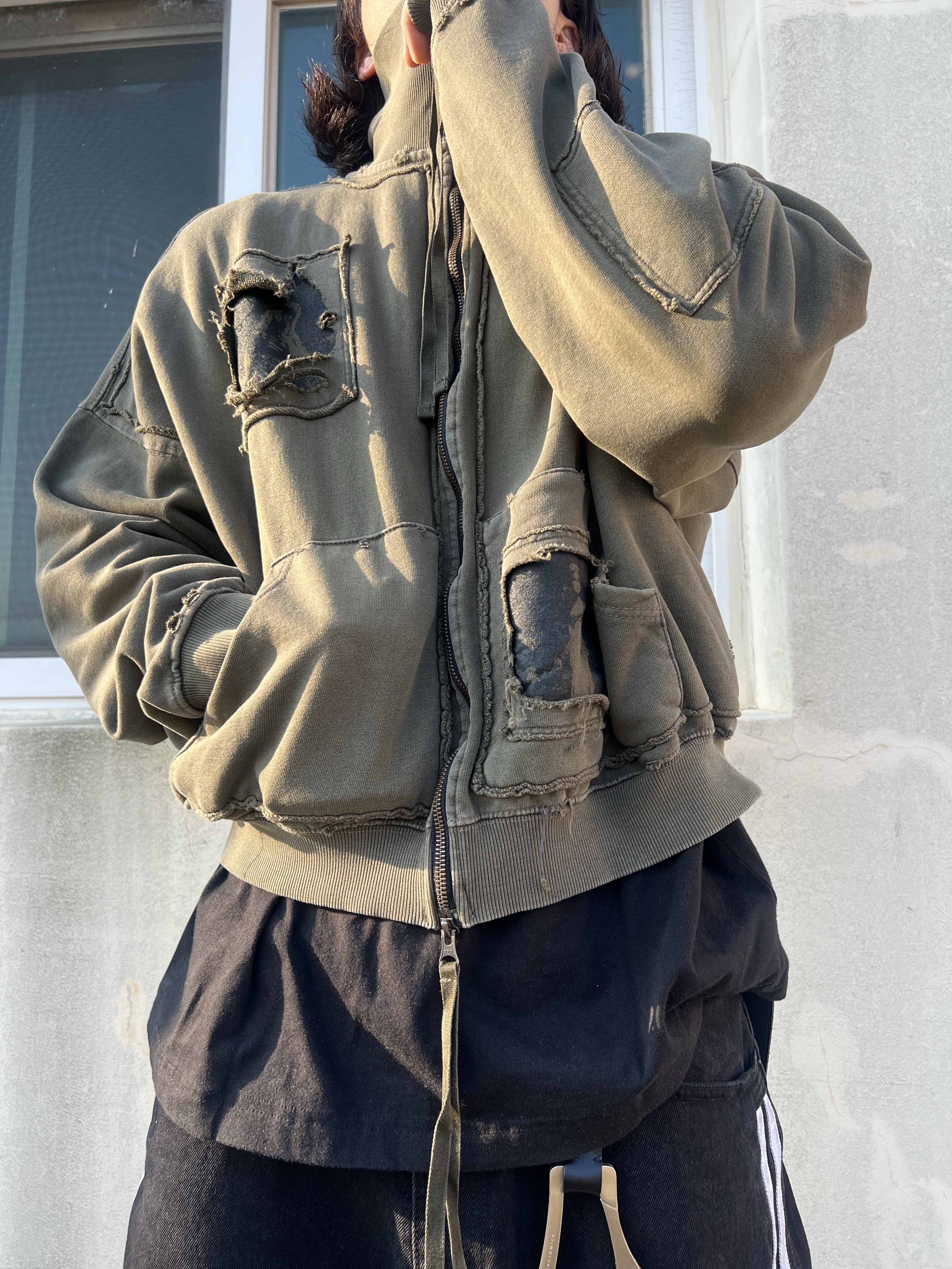 Undermycar Multi Patched Vintage Gaor Zip-Up Khaki - 25SS, Undermycar MU.128 Original Logo Cracked Leather Belt Silver / Black 착용 스타일 - 1