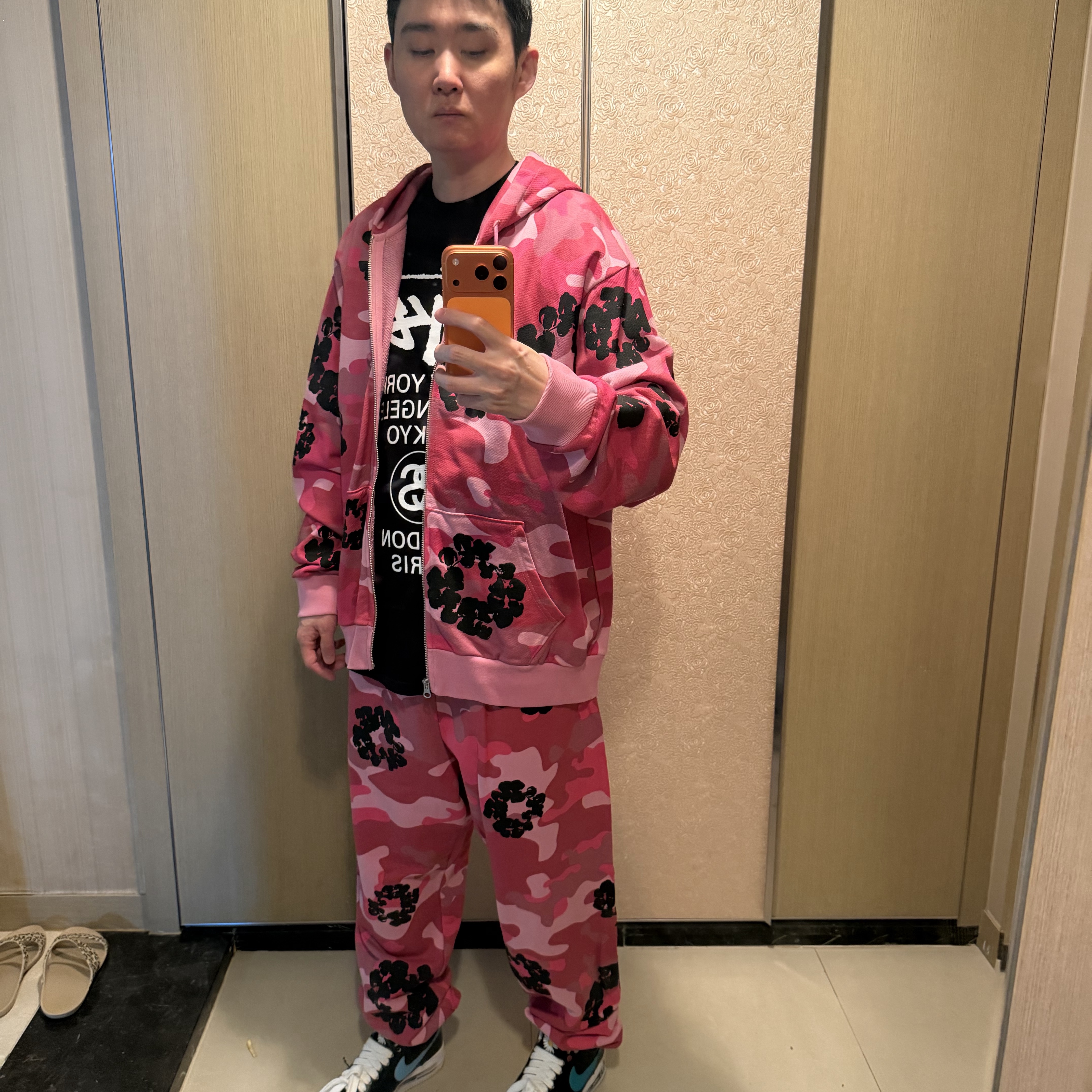 Denim Tears Cotton Wreath Zip Hoodie Pink Camo 착용 스타일 - 5