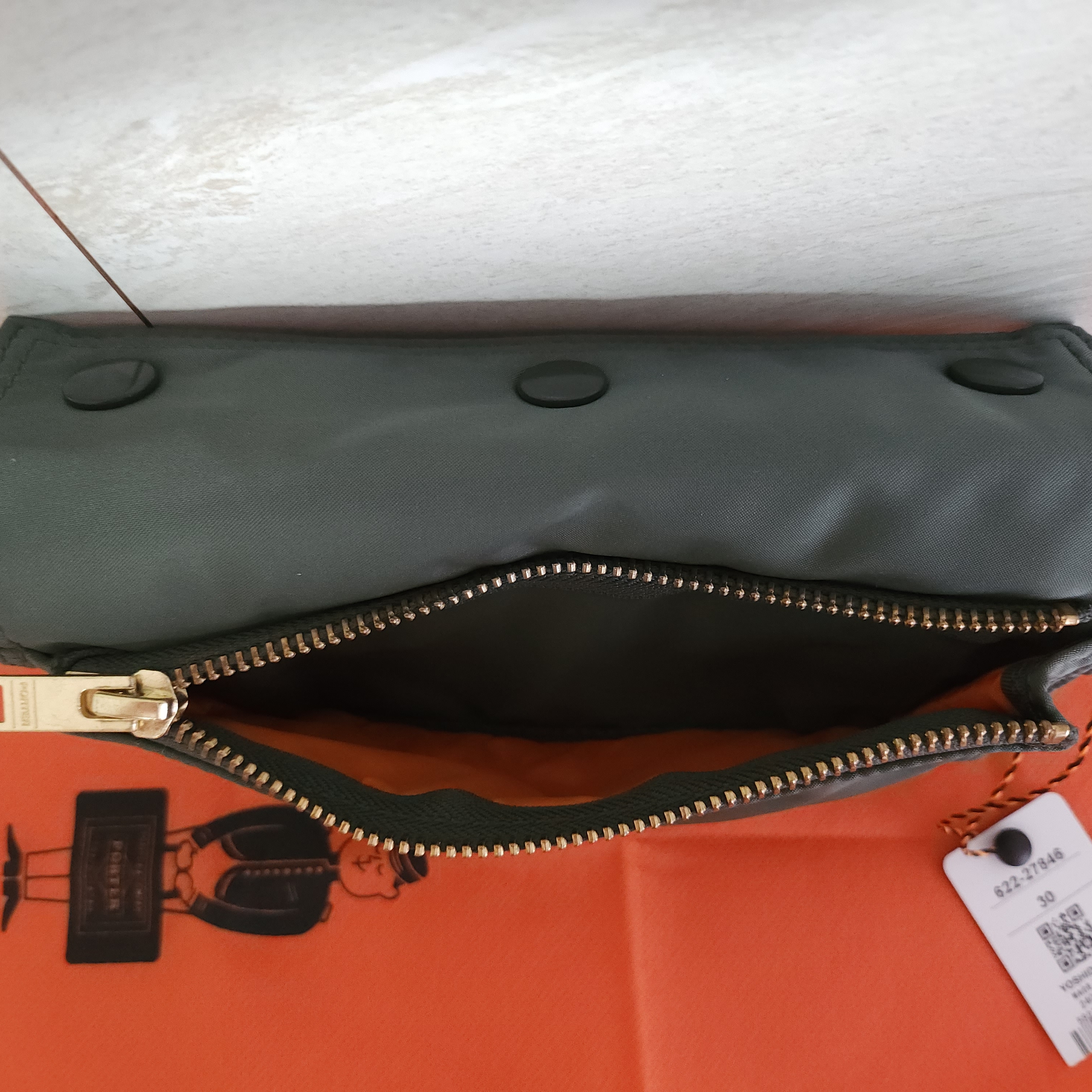 Porter All New Tanker Pocket Wallet L Sage Green 착용 스타일 - 3