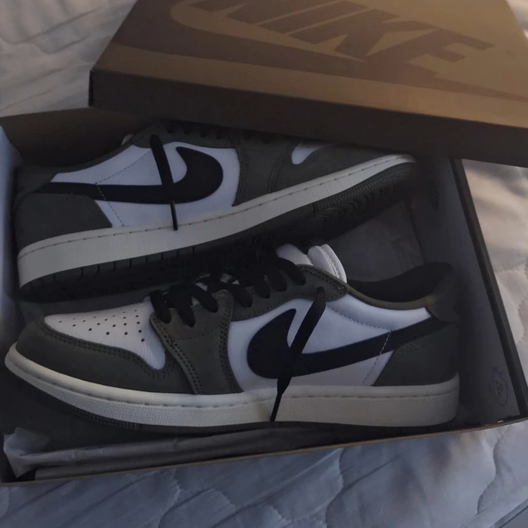 Jordan 1 Retro Low OG Medium Olive and Summit White 착용 스타일