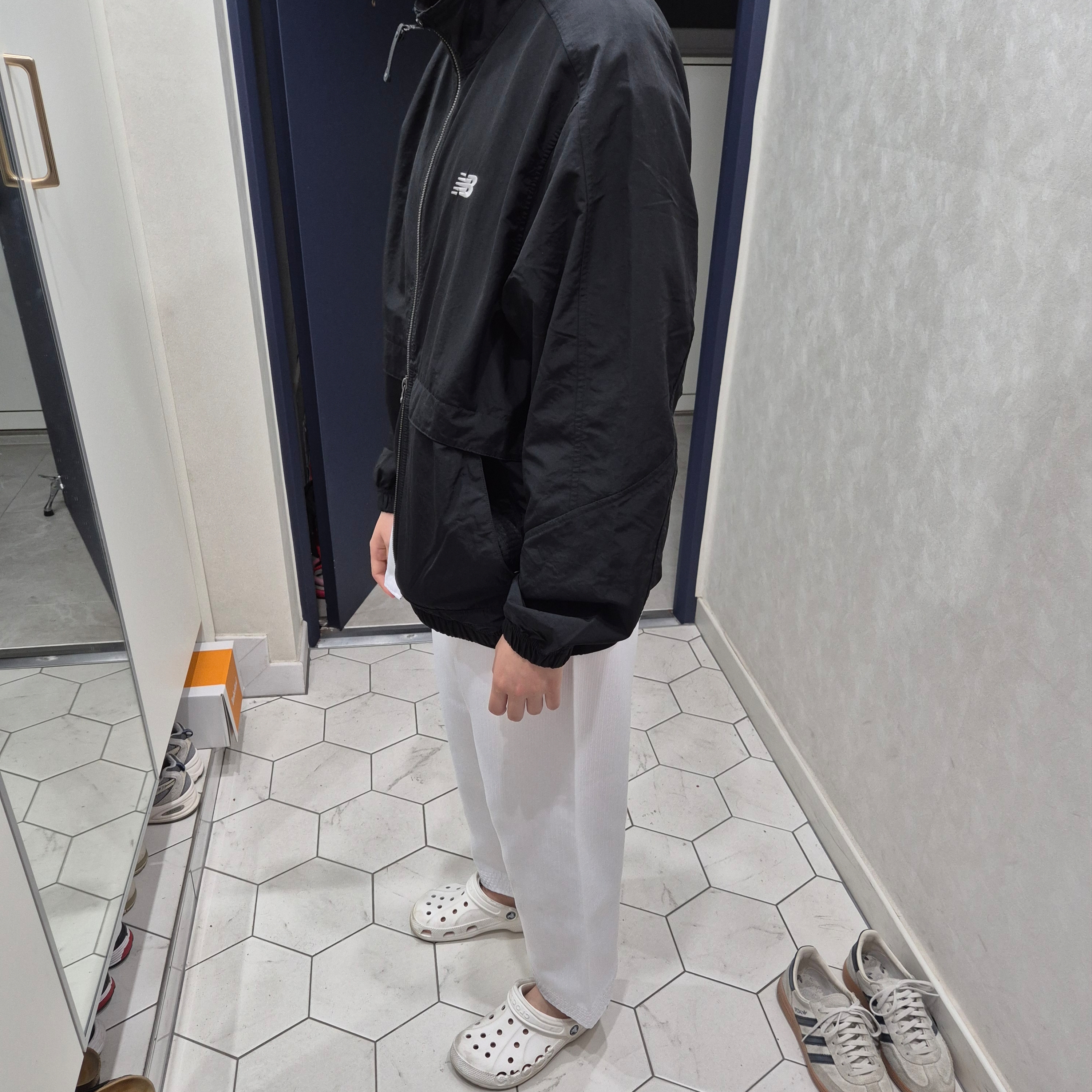 Crocs Baya Clog White, (W) New Balance Heritage Warm Up Jacket Black 착용 스타일 - 2