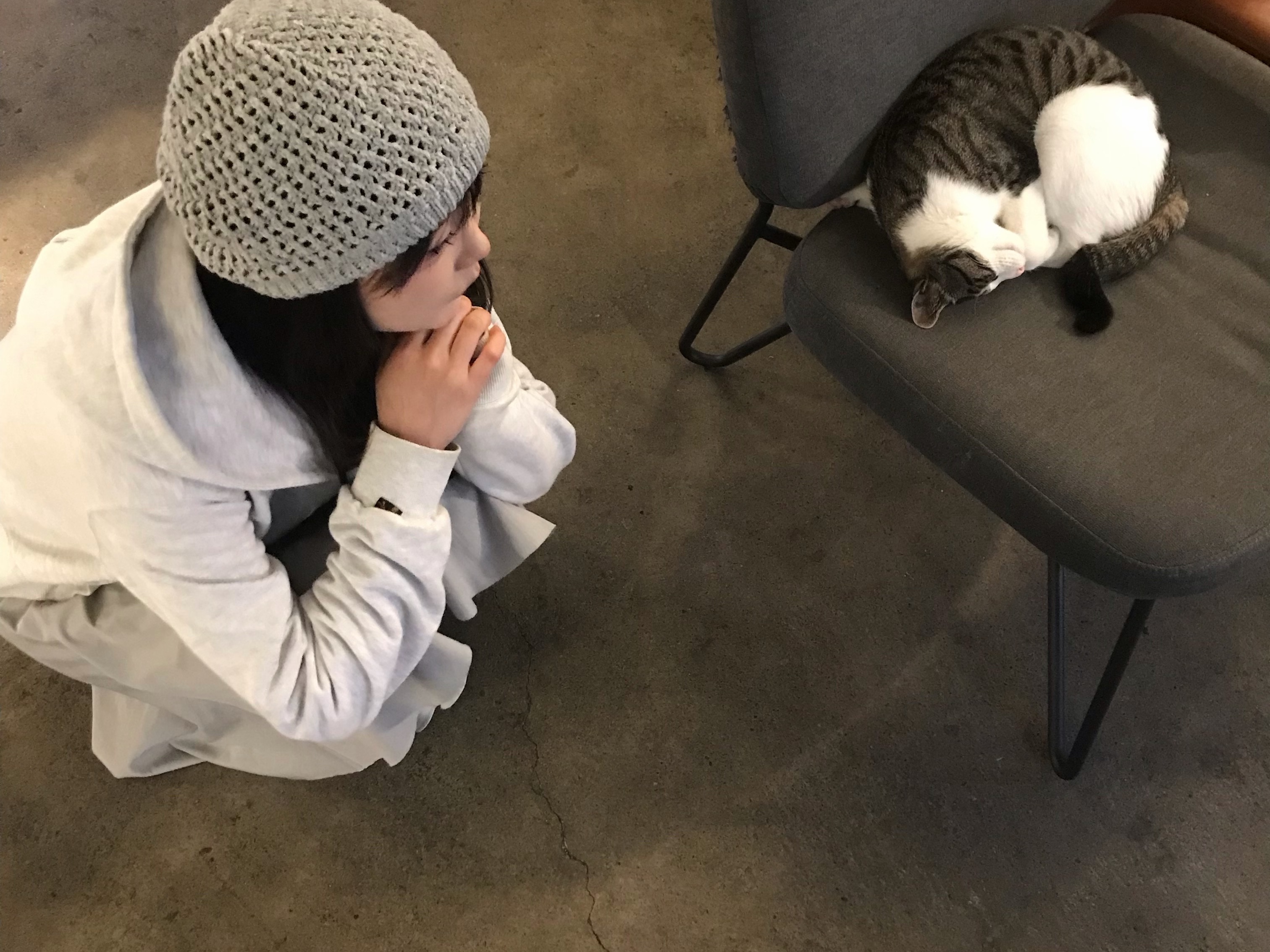 COYSEIO String Net Beanie Melange Grey, COYSEIO Cozy Sweat Wrap Skirt Melange Grey 착용 스타일