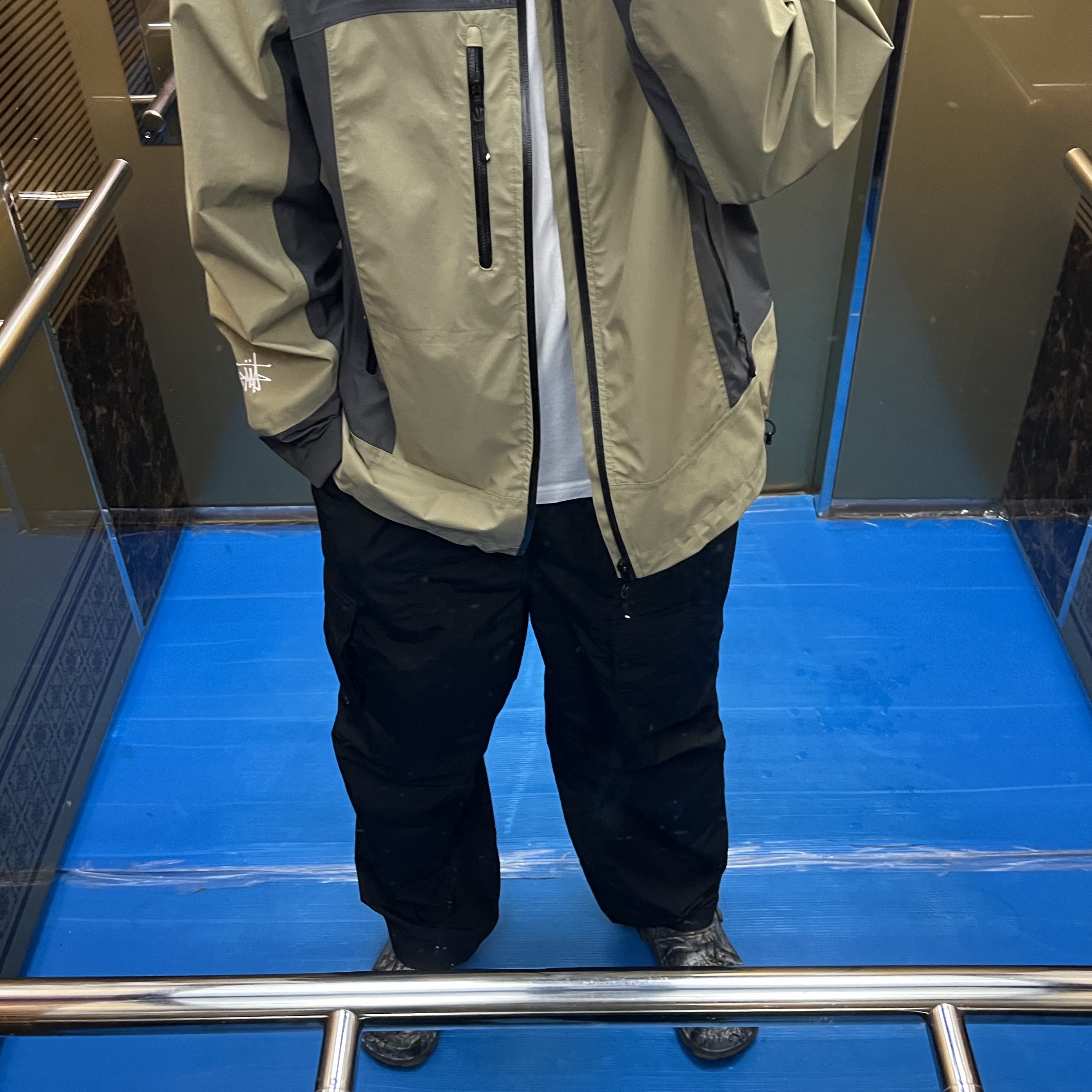 Stussy Taped Seam Rain Shell Jacket Moss, Crocs x JJJJound Classic Clog Realtree Black 착용 스타일