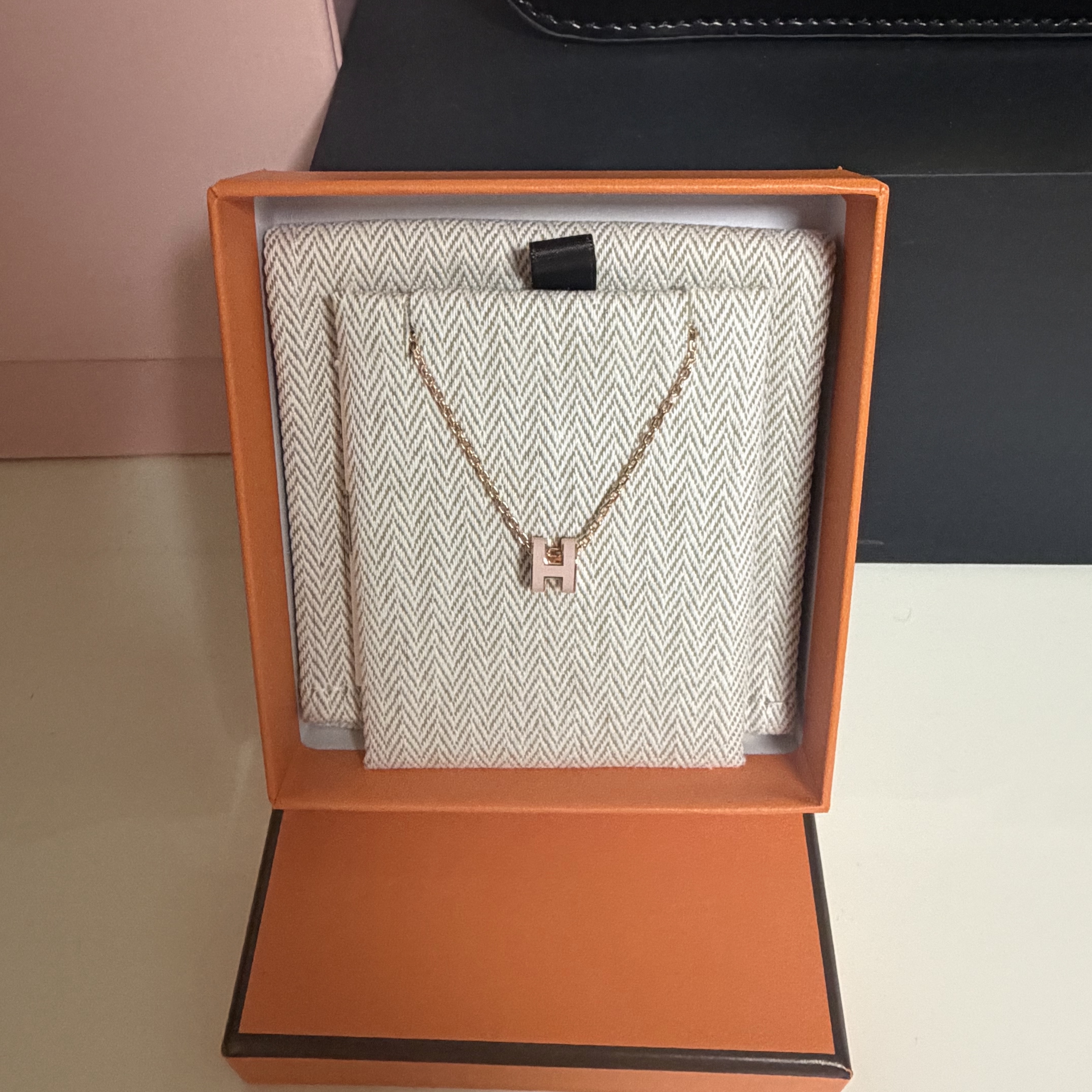 (W) Hermes Mini Pop H Pendant Rose Gold & Rose Dragee 착용 스타일