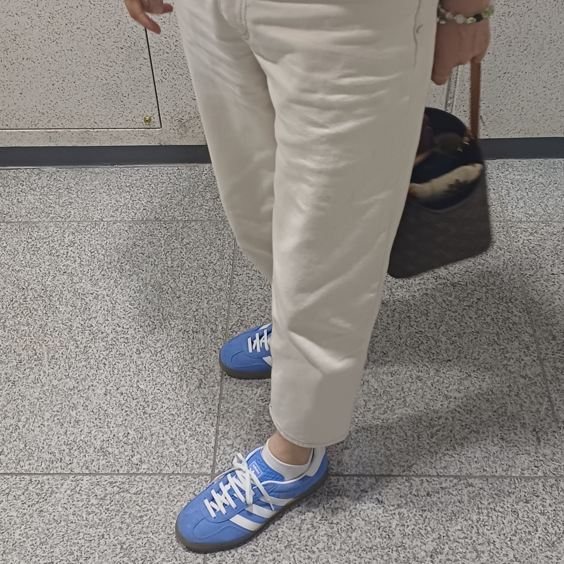 (W) Adidas Gazelle Indoor Blue Fusion Cloud White 착용 스타일