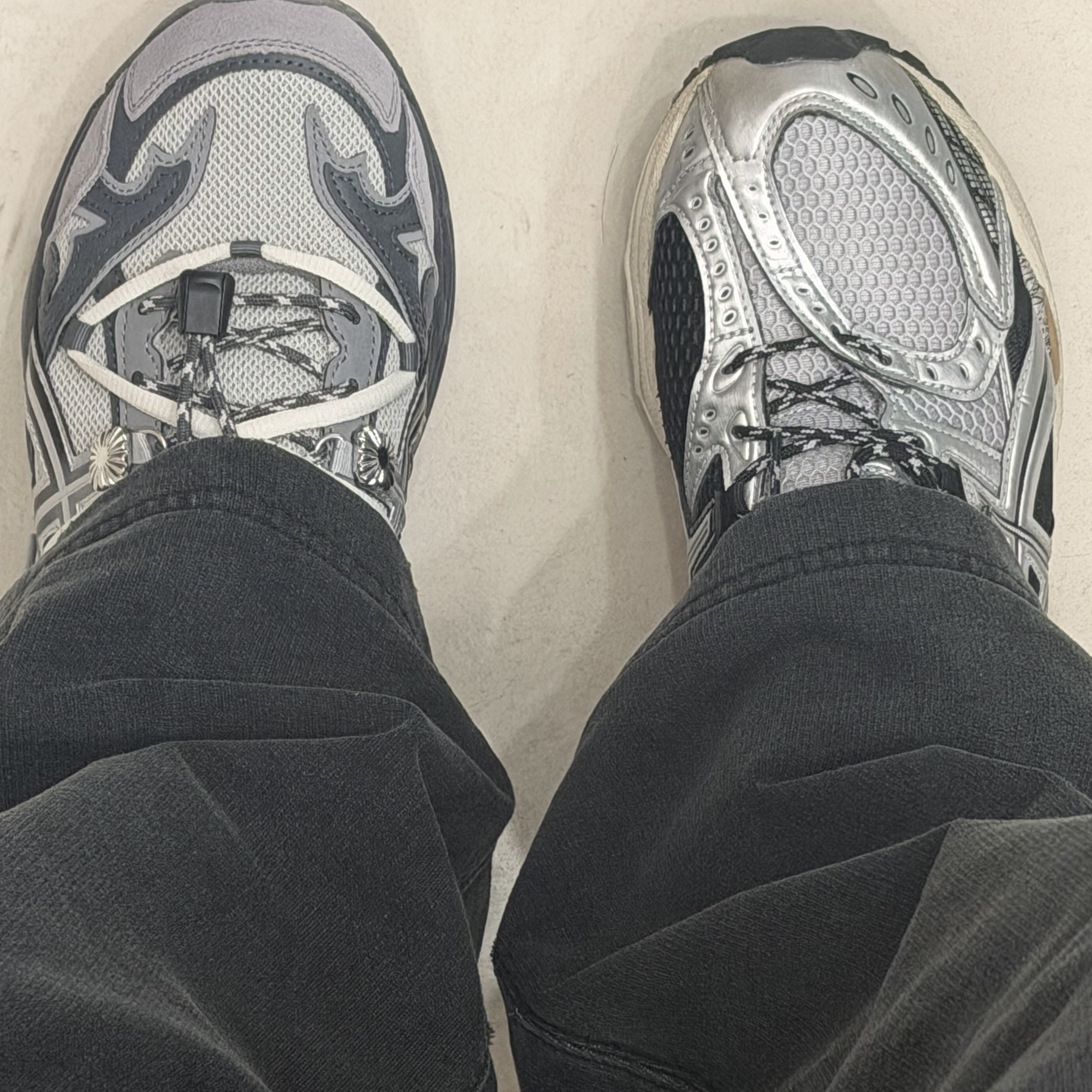 Asics x Toga Gel-Cumulus 16 TG Grey Black Pure Silver, Asics Gel-Nimbus 10.1 Piedmont Grey Pure Silver 착용 스타일 - 4