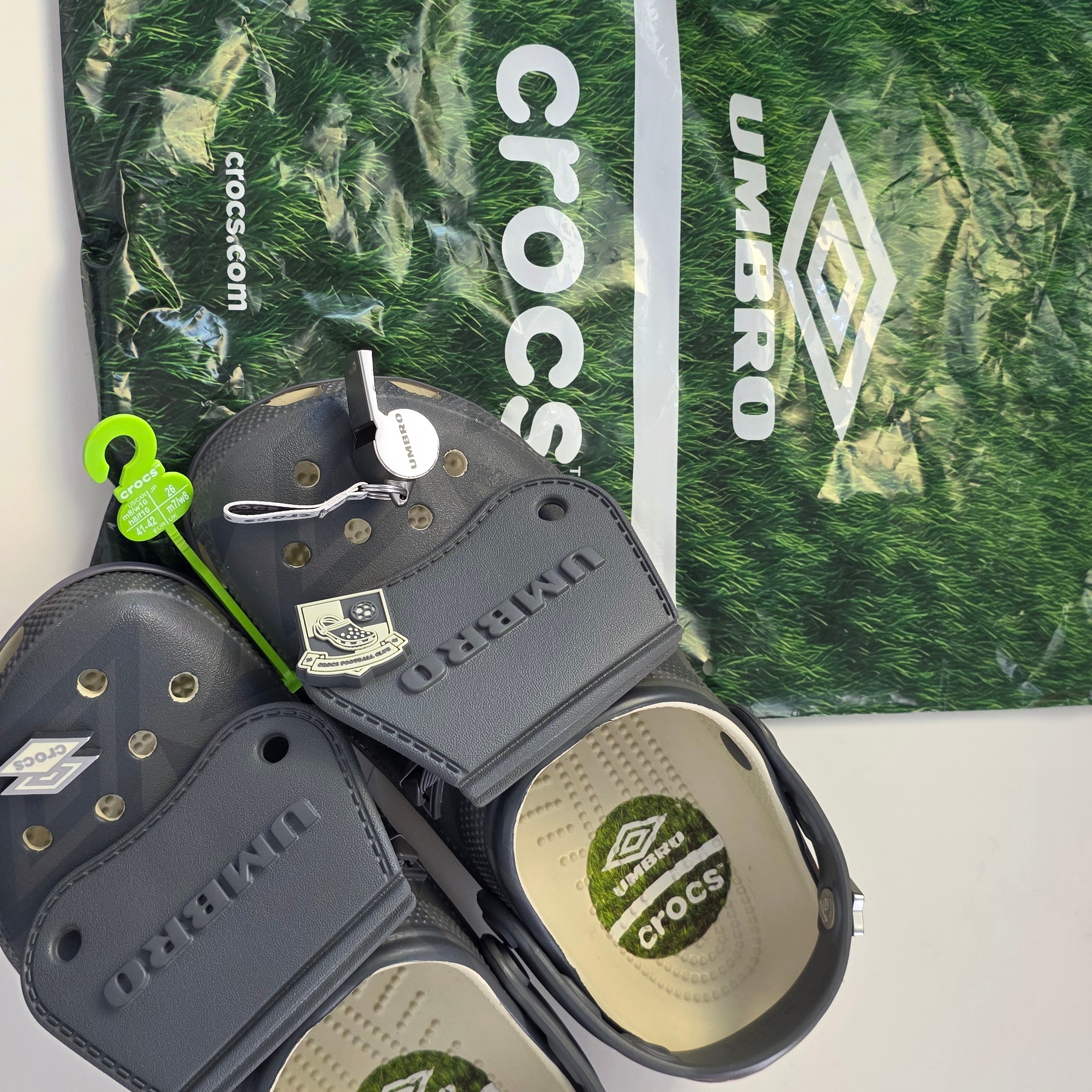 Crocs x Umbro Classic Clog Bone Slate Grey 착용 스타일 - 1
