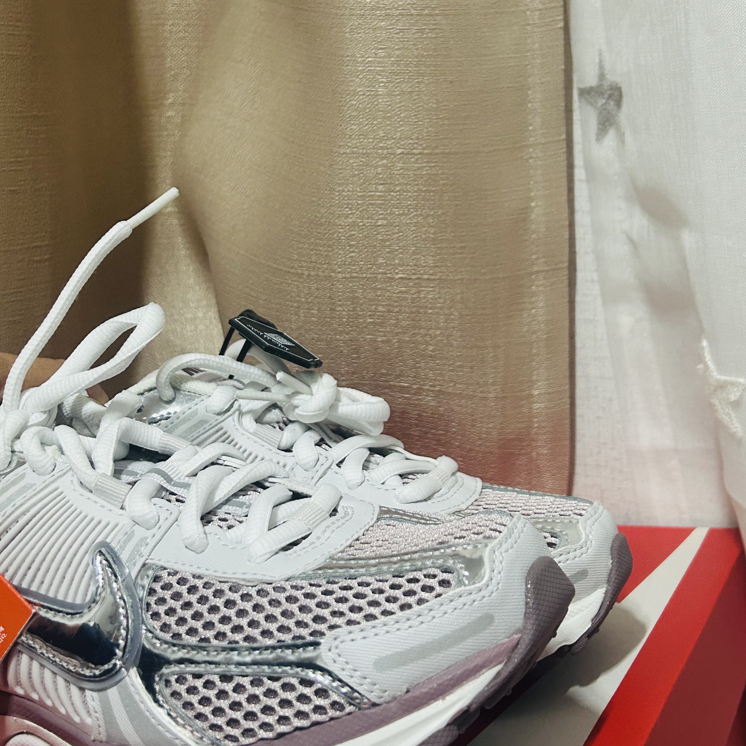 (W) Nike Zoom Vomero 5 Metallic Silver Platinum Violet 착용 스타일 - 2